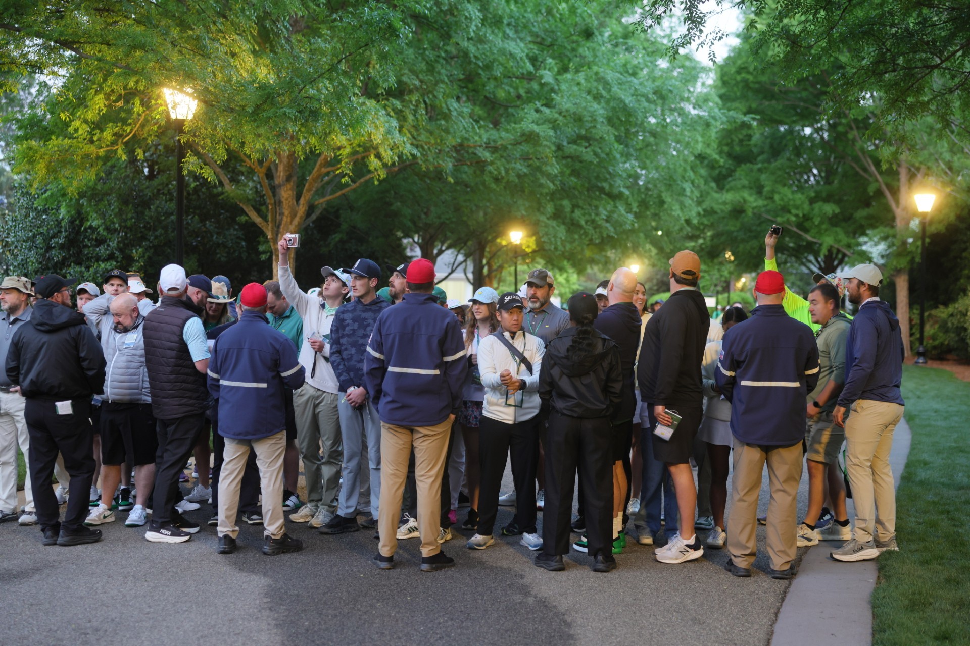 Aficionados esperan a la entrada de la jornada en el Masters de Augusta.