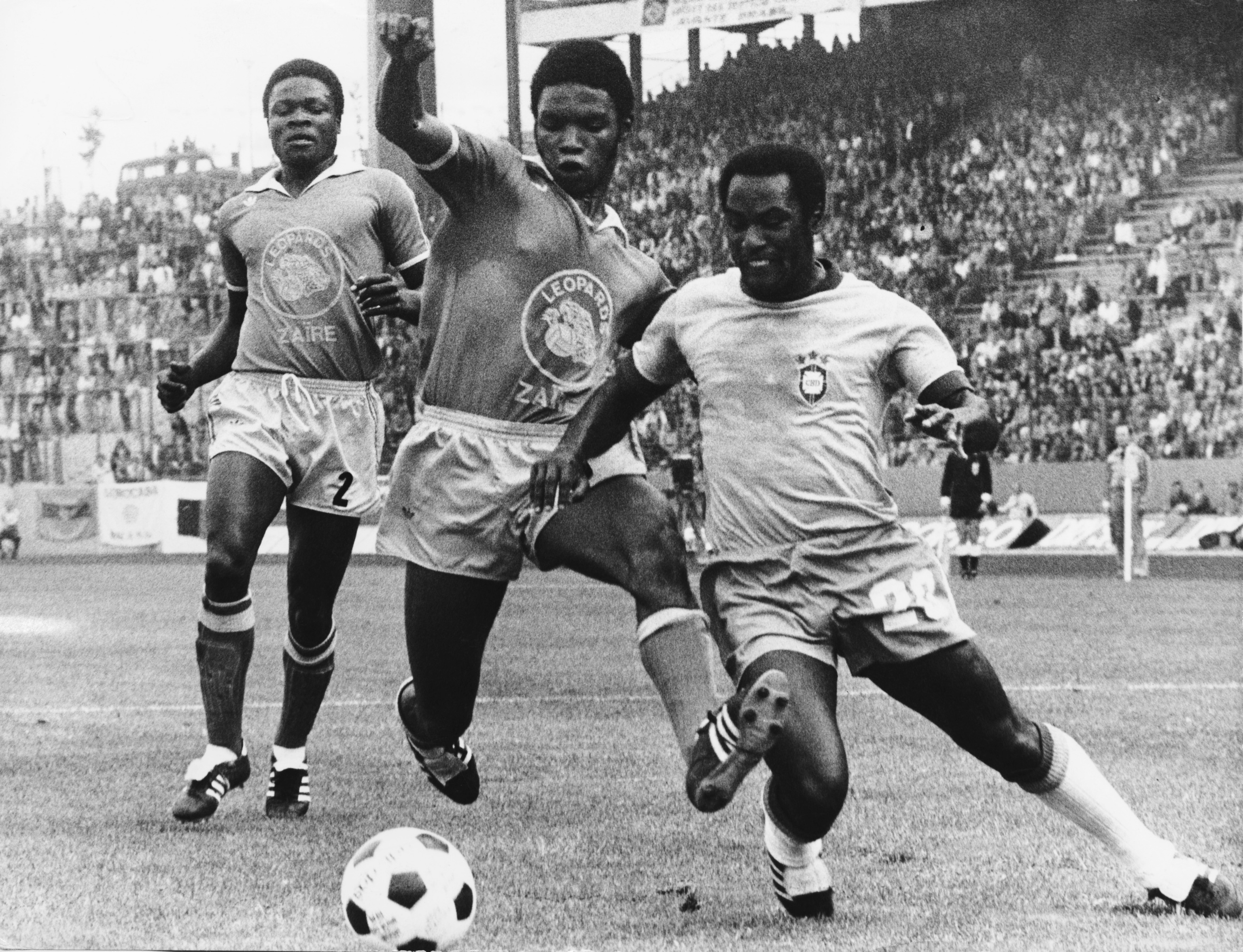 Una disputa entre el brasileño Edu y el jugador de Zaire Lobilo. A la izquierda, con el 2, Mwepu Ilunga.