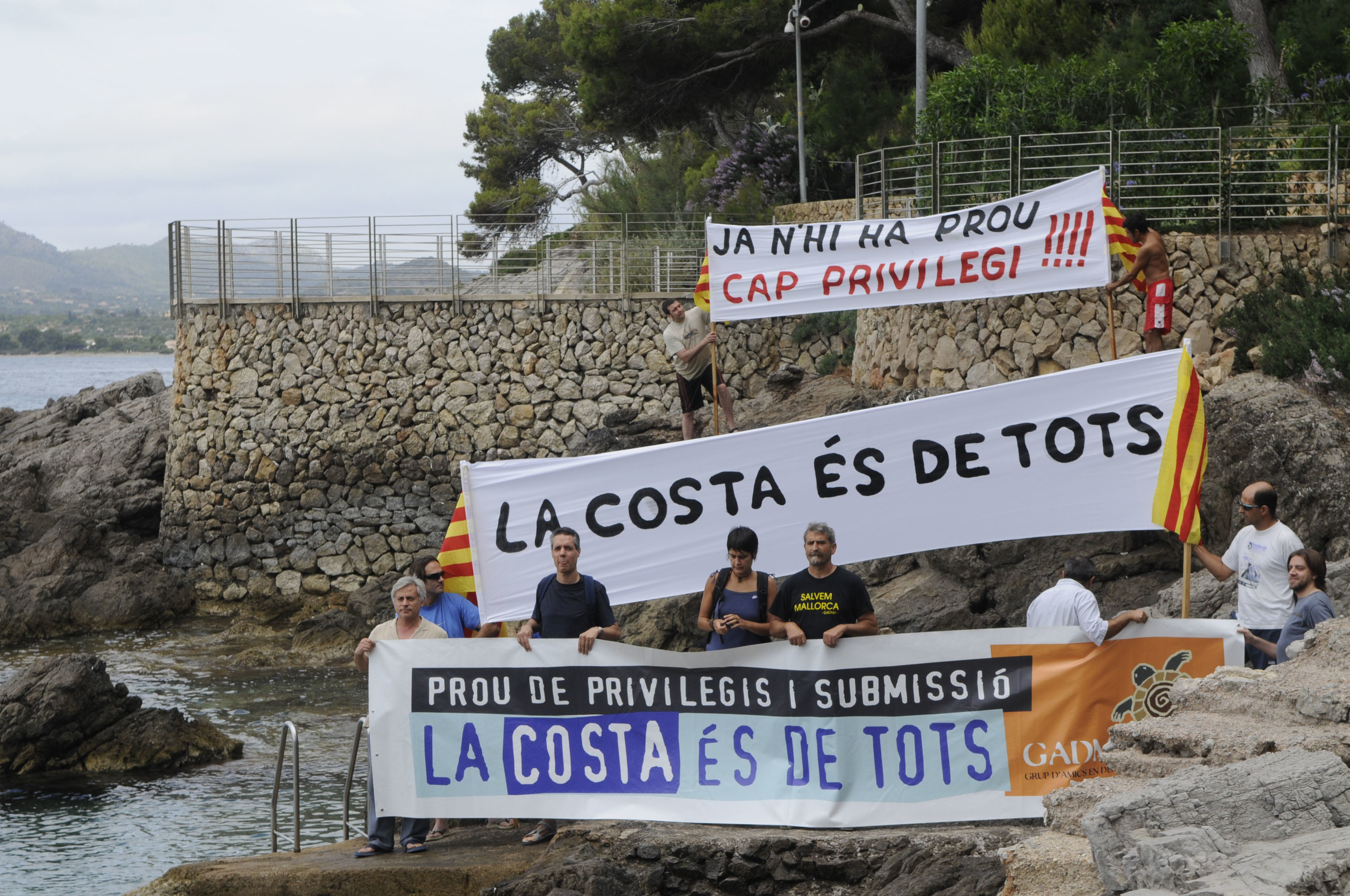 Un grupo de ecologistas se manifiesta contra la piscina en 2009.