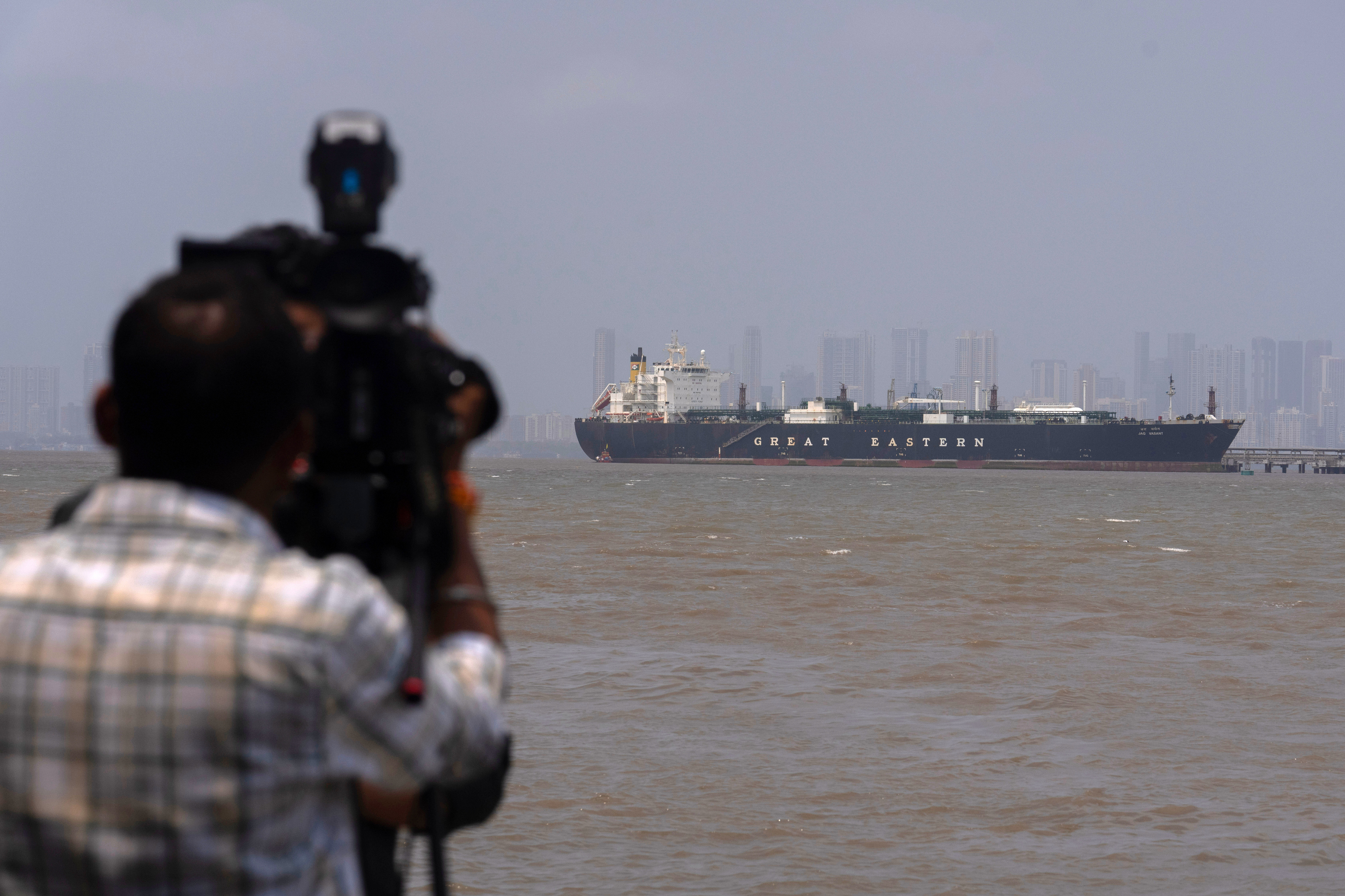 Un camar�grafo graba al petrolero con bandera india LPG Jag Vasant, que lleva gas licuado de petr�leo tras pasar por el estrecho de Ormuz