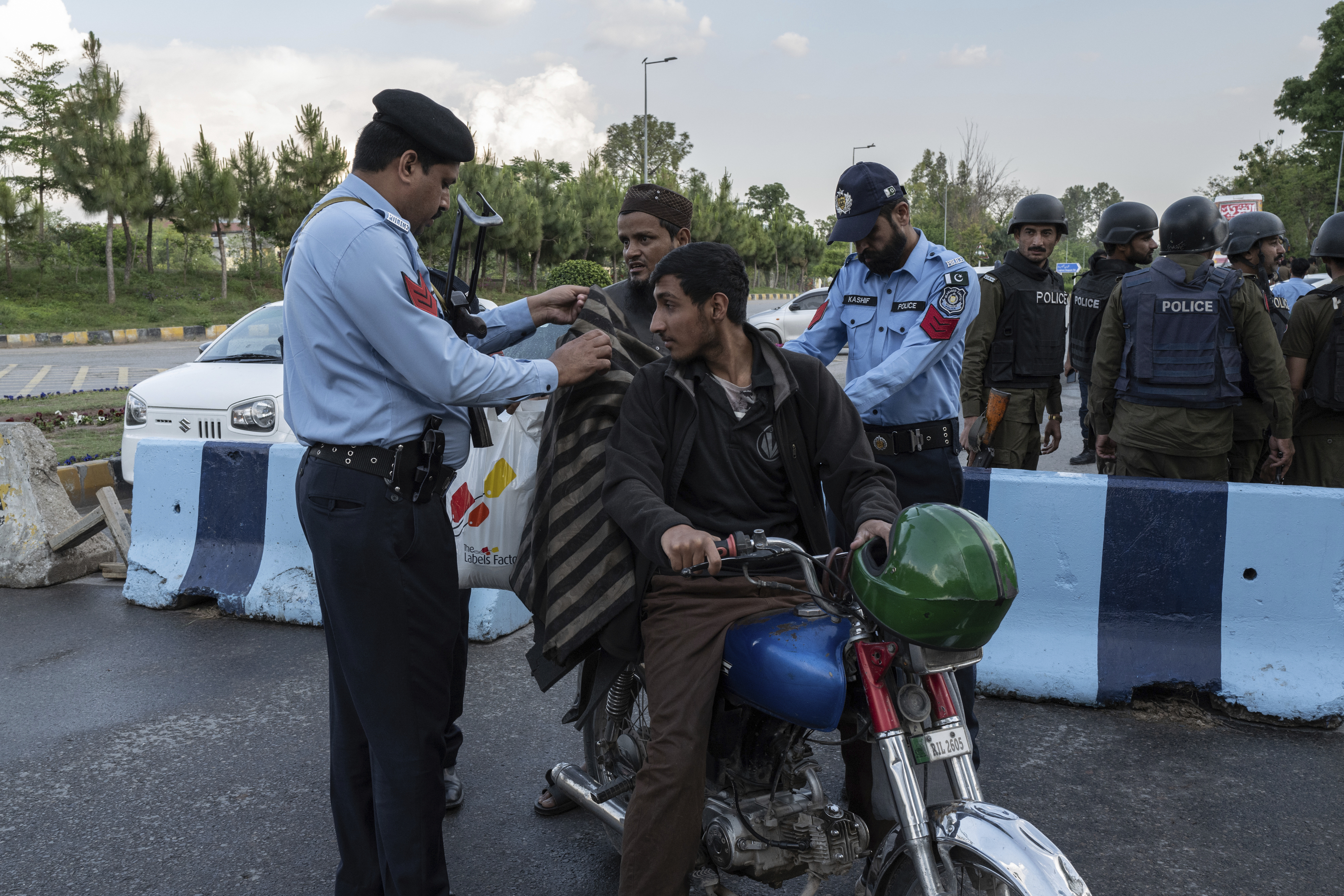 Personal de seguridad paquistaní registra a un viajero en un puesto de control en Islamabad, Pakistán.