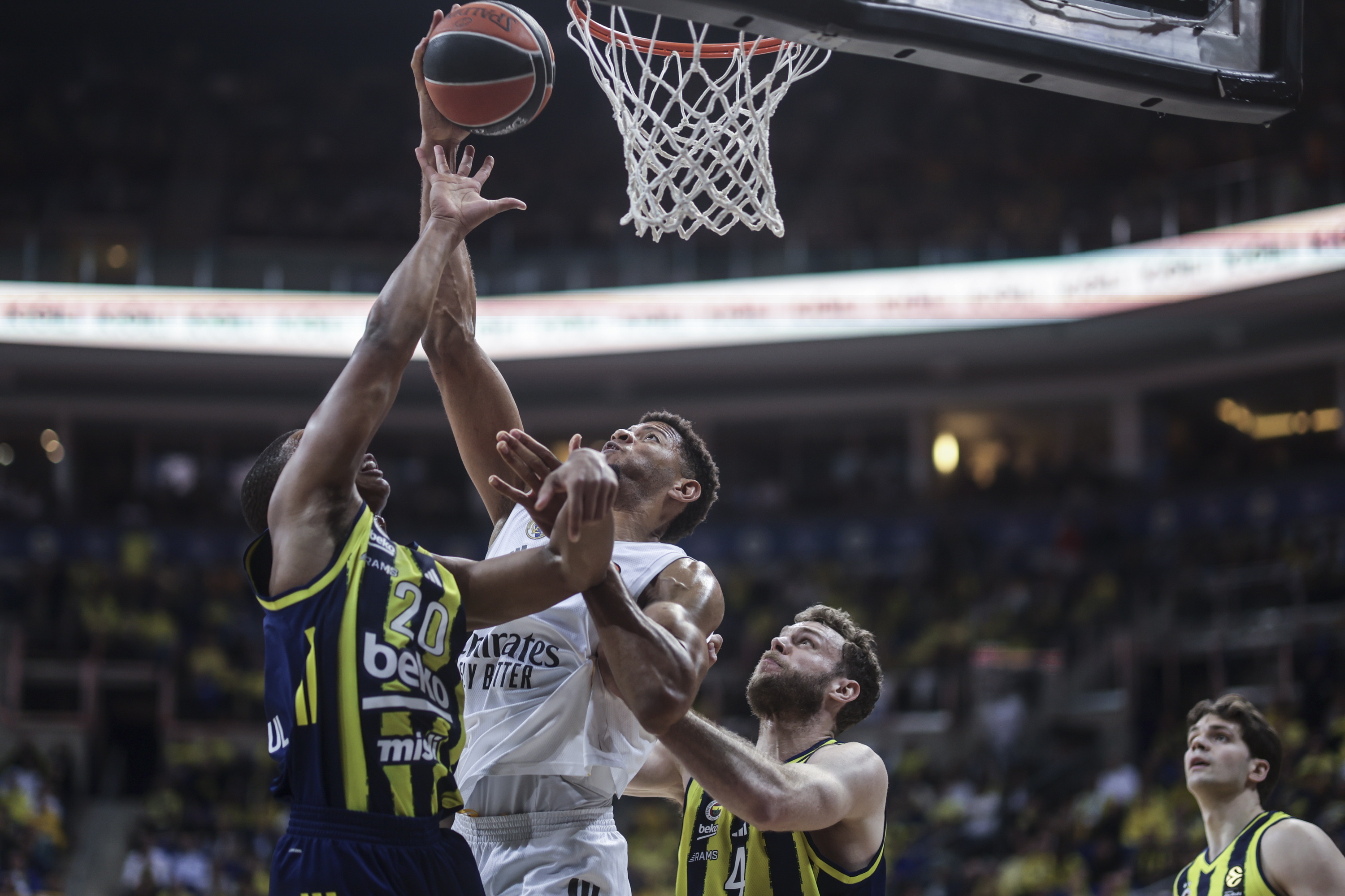 Tavares lucha por el rebote con dos rivales del Fenerbahçe.