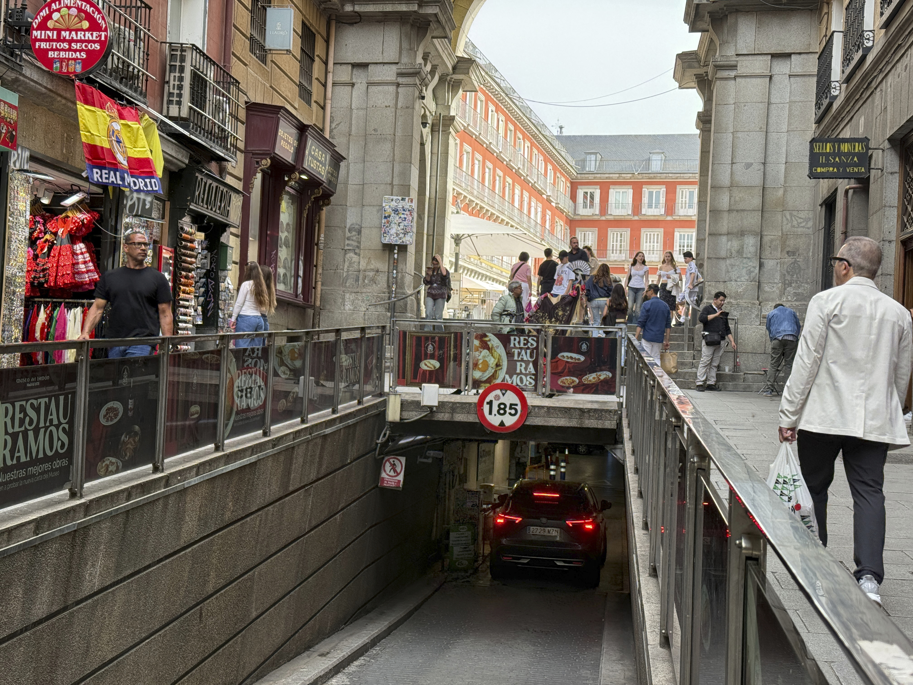 Los vecinos de Centro denuncian los precios del aparcamiento público de la Plaza Mayor: "Son tarifas abusivas"