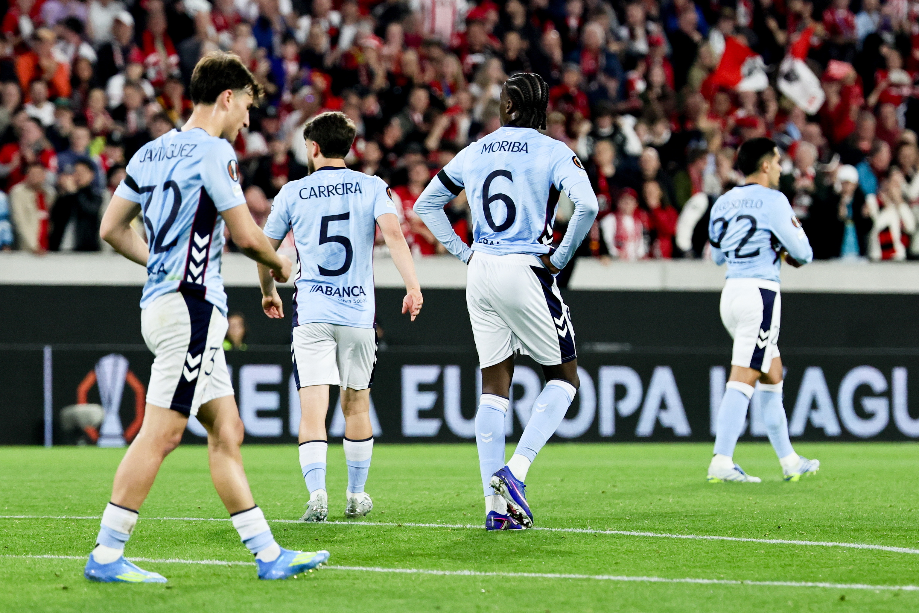 Los jugadores del Celta, ante el Friburgo.