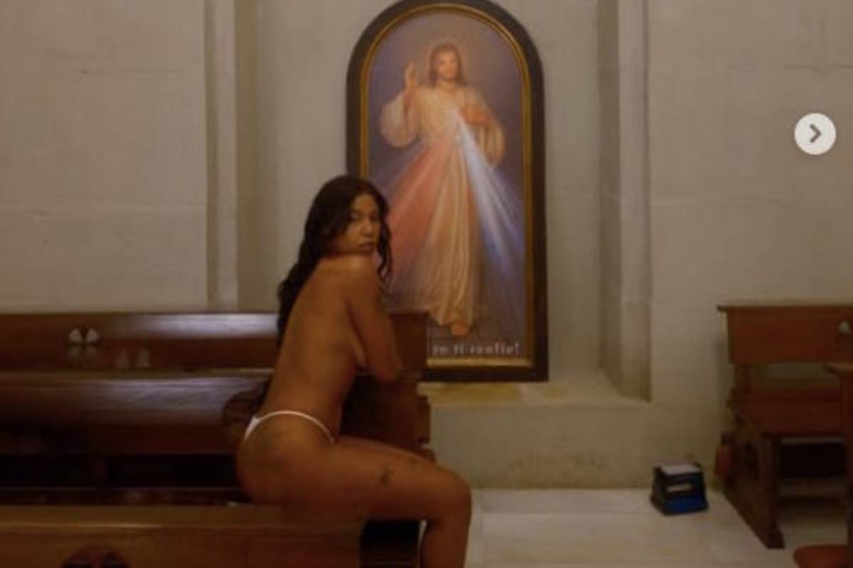 La polémica foto de la rapera Tokischa en la basílica donostiarra de Nuestra Señora del Coro.