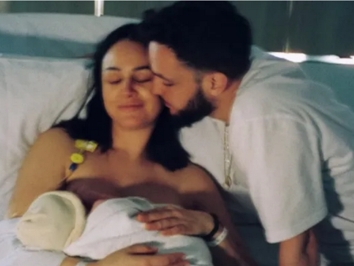 Rocío Aguirre y C. Tangana, en la foto con la que han desvelado el nacimiento de su hijo.
