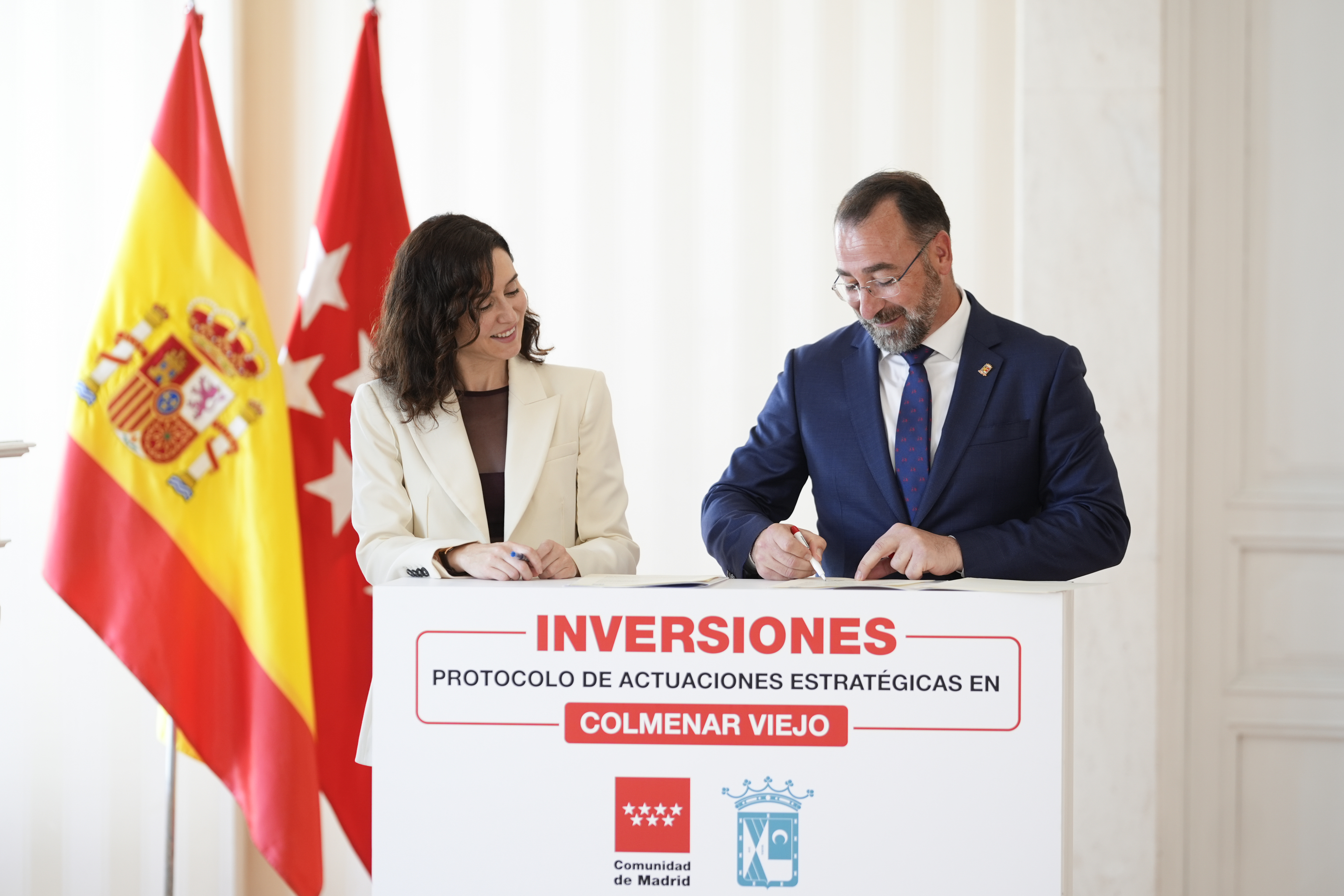 Momento de la firma del acuerdo, este viernes.
