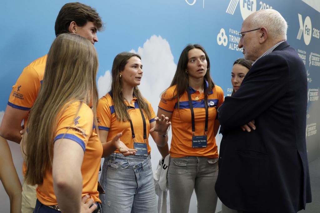 Juan Roig conversa con algunos deportistas del proyecto FER.
