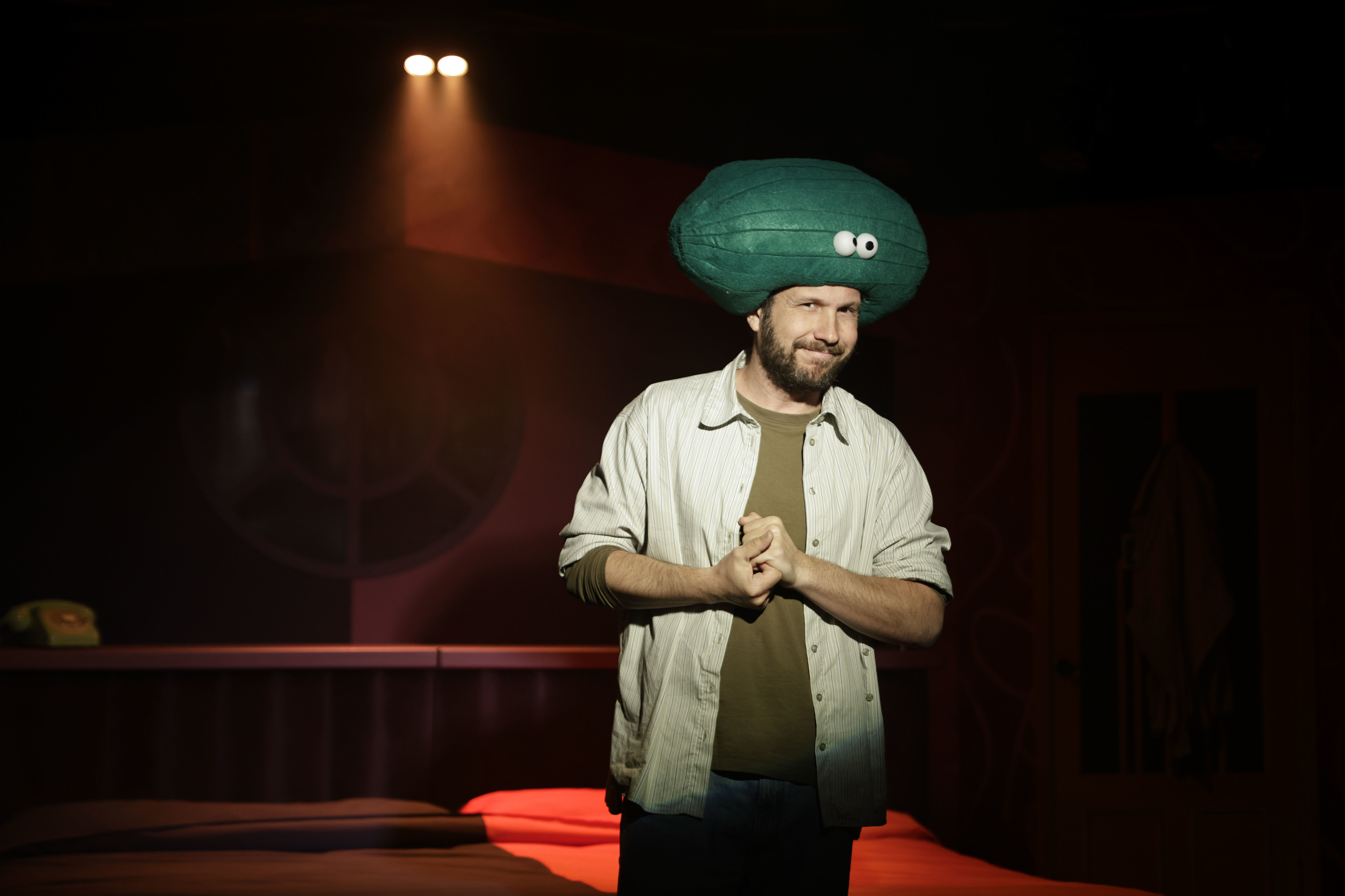El director de la obra, Joan Olivé, disfrazado de 'niño melón'.