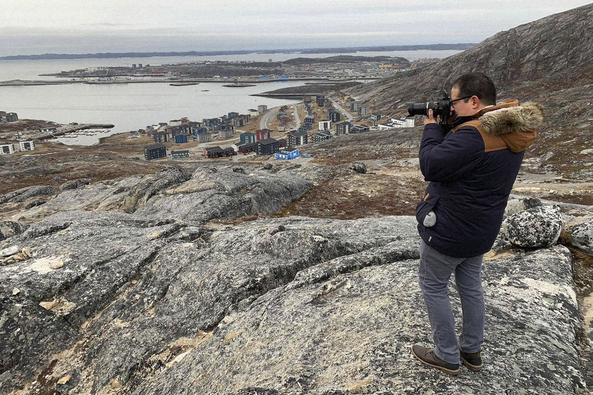 Javier Arnaut toma una foto desde una montaña en Nuuk.