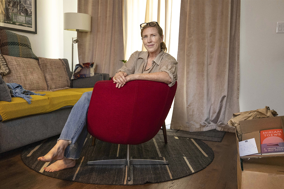 La escritora Miriam Toews en su casa de Tornoto, Canada, el pasado agosto.