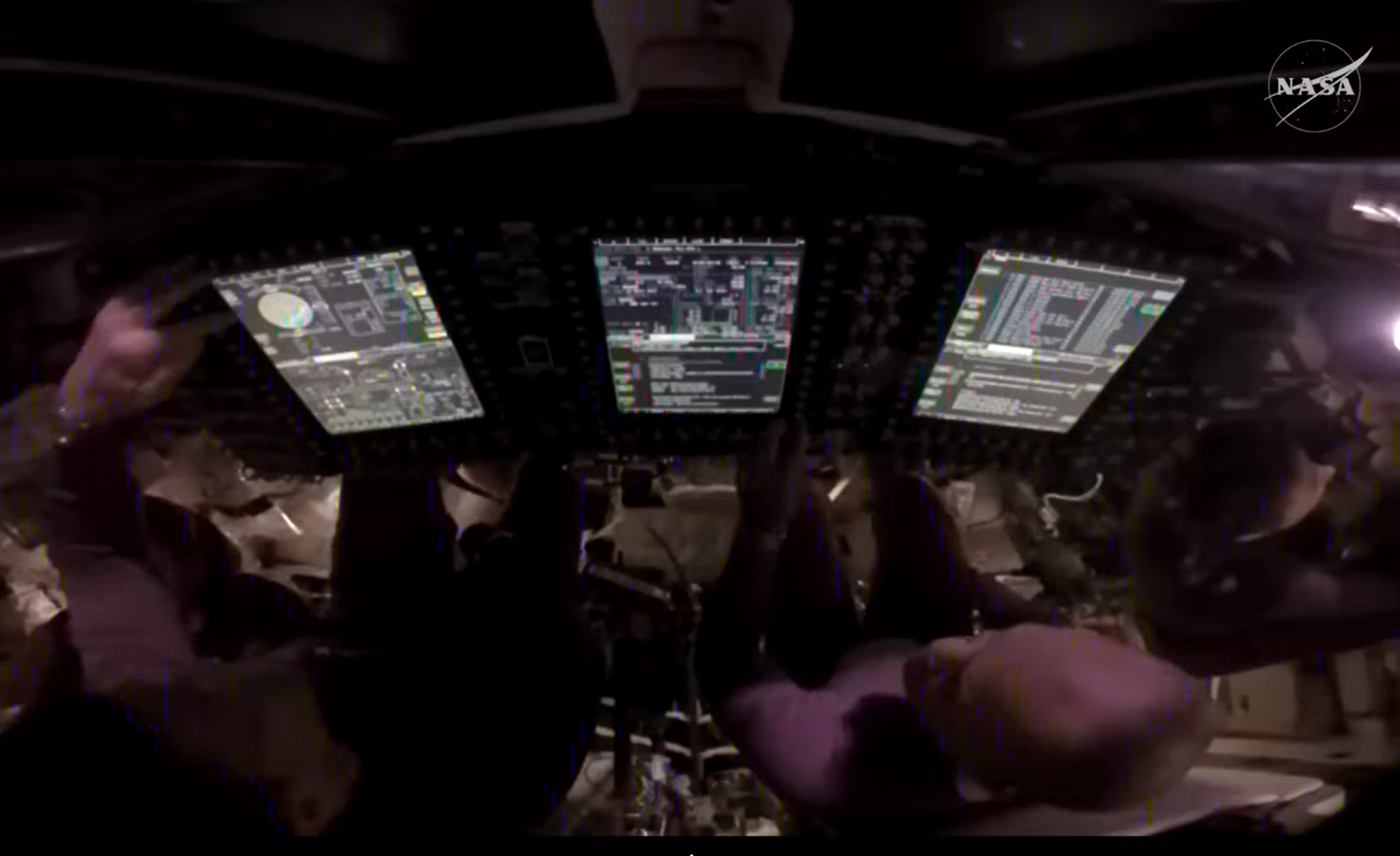 Los astronautas ya listos para el descenso en la cabina de Orión