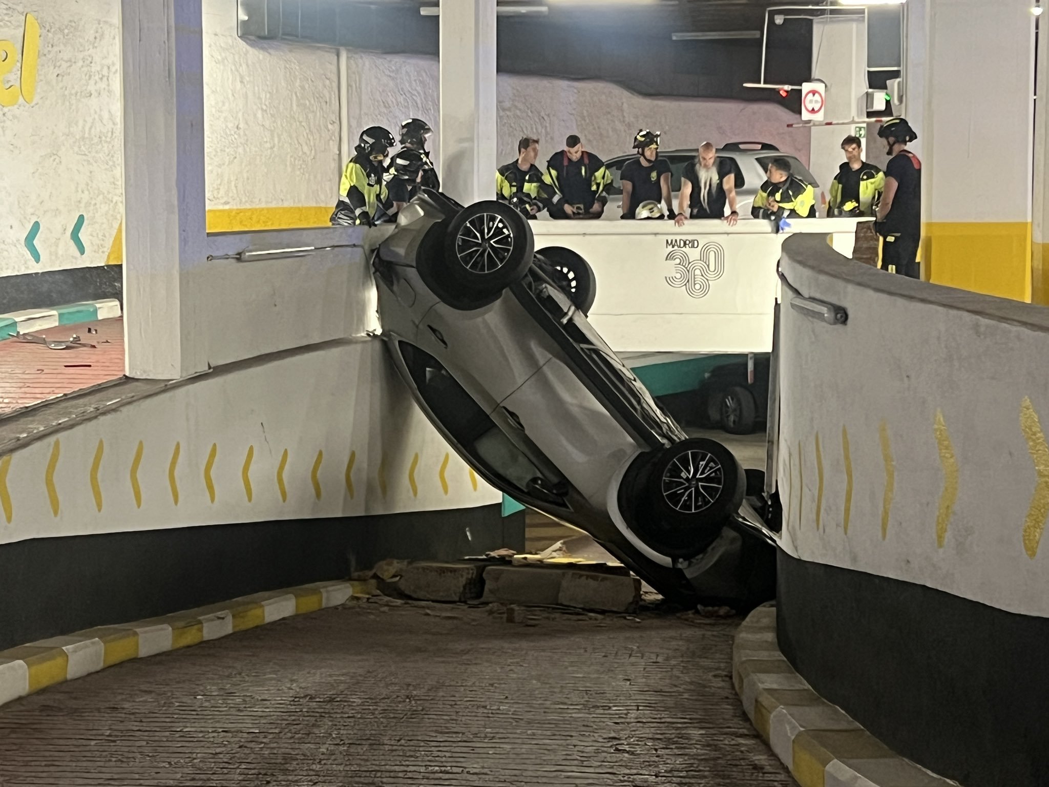 El vehículo tras el accidente en el garaje