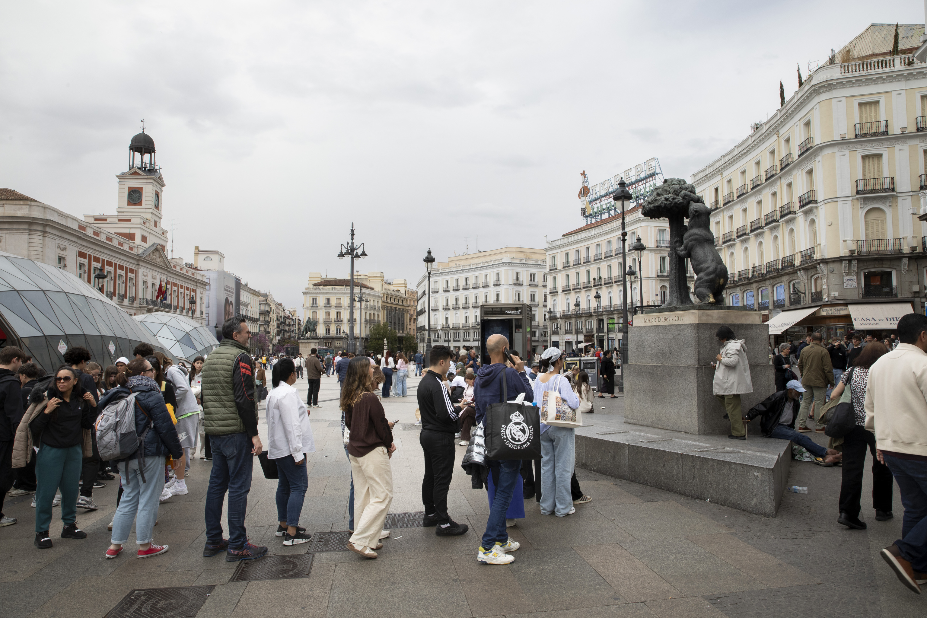 Una cola de personas para fotografiarse con el Oso y el Madroño.