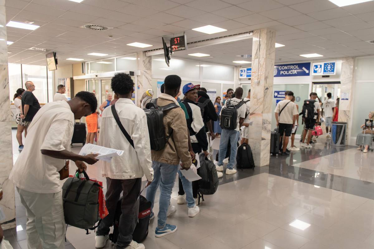 Decenas de migrantes embarcan para salir hacia la península desde Ceuta, en una imagen de archivo