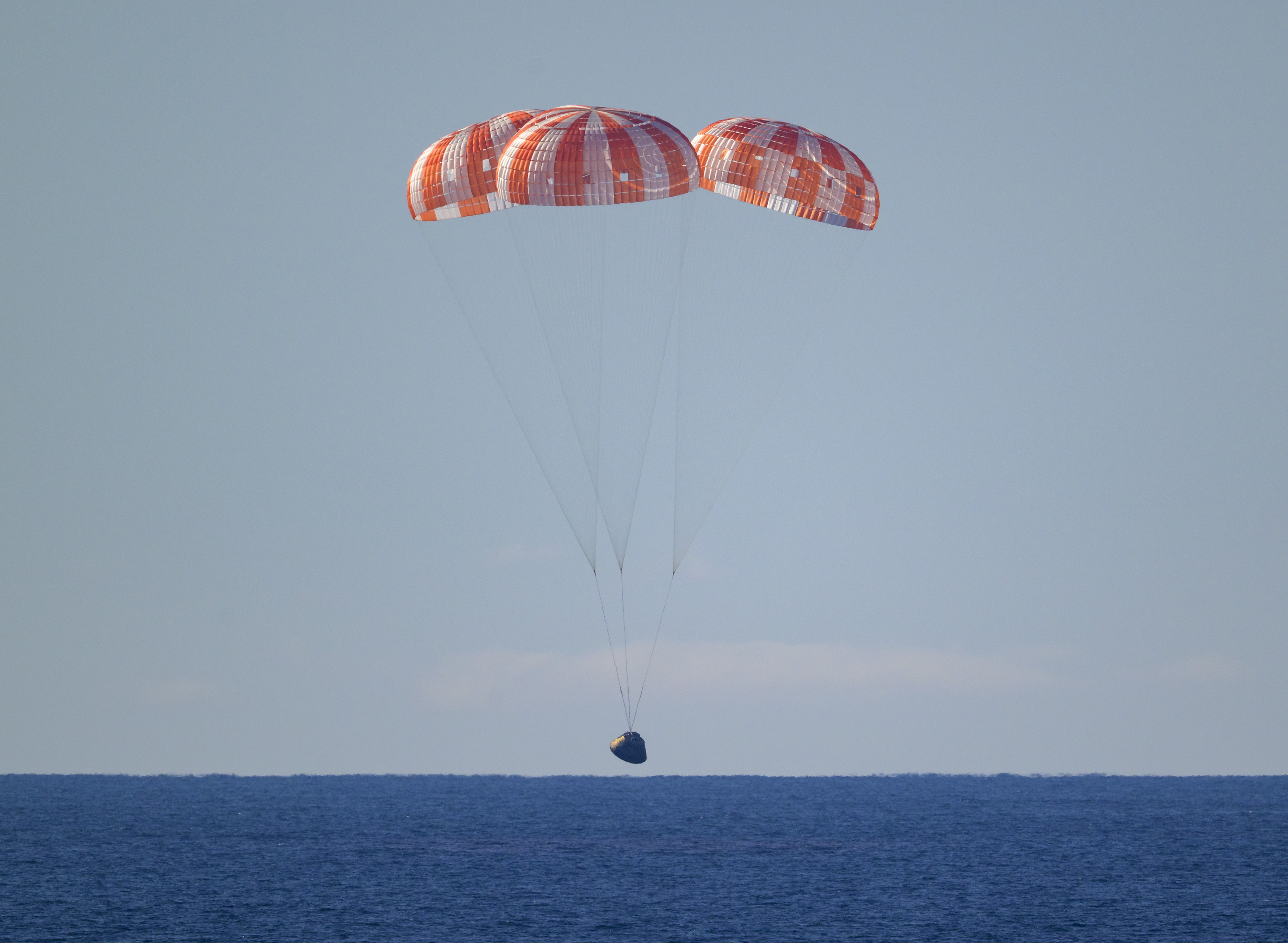 La Orión amerizando en el Océano Pacífico con los cuatro astronautas.