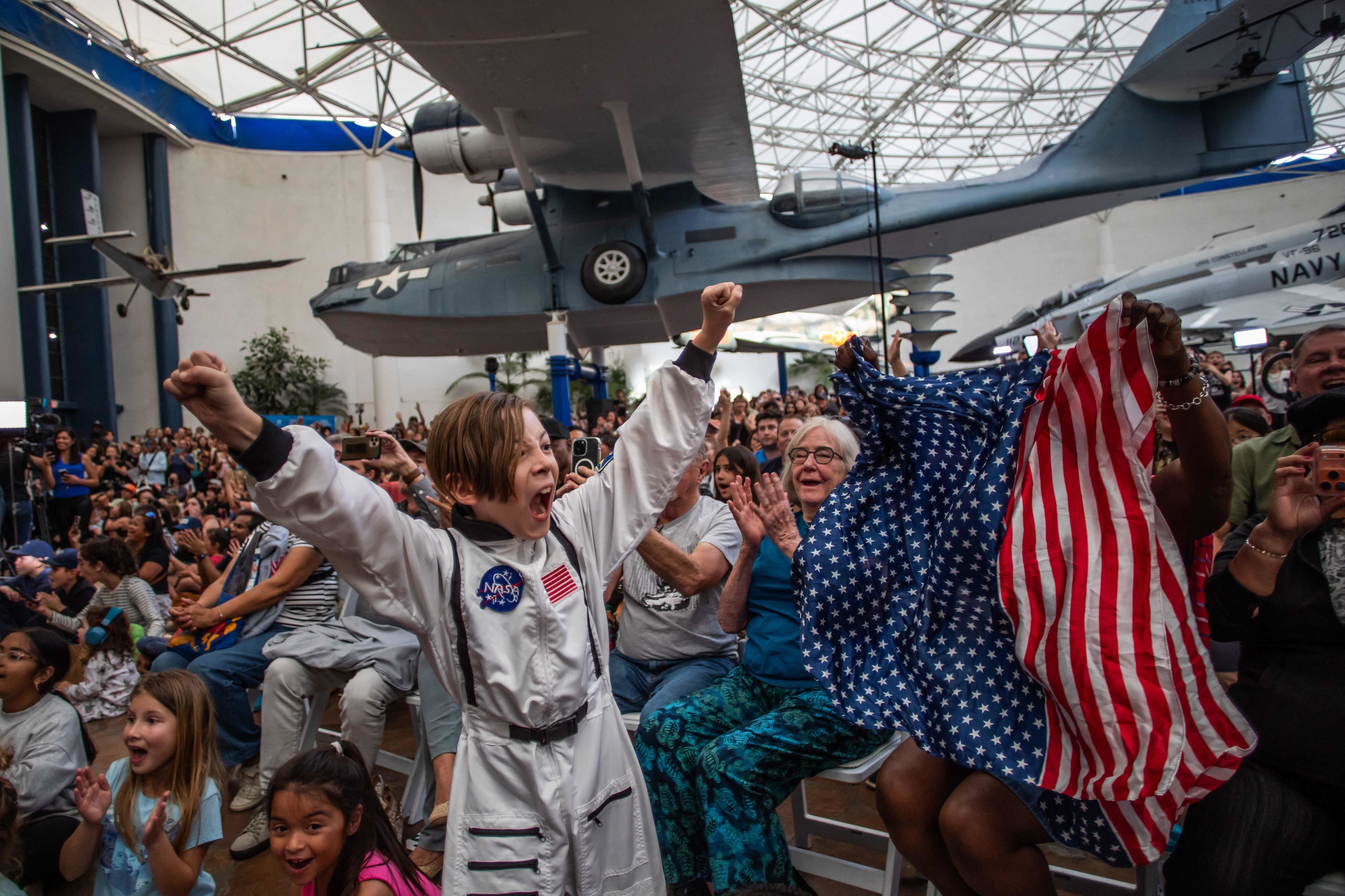 Un ni�o celebra la vuelta de la tripulaci�n en el Museo del Aire y el Espacio de San Diego durante una fiesta para el amerizaje