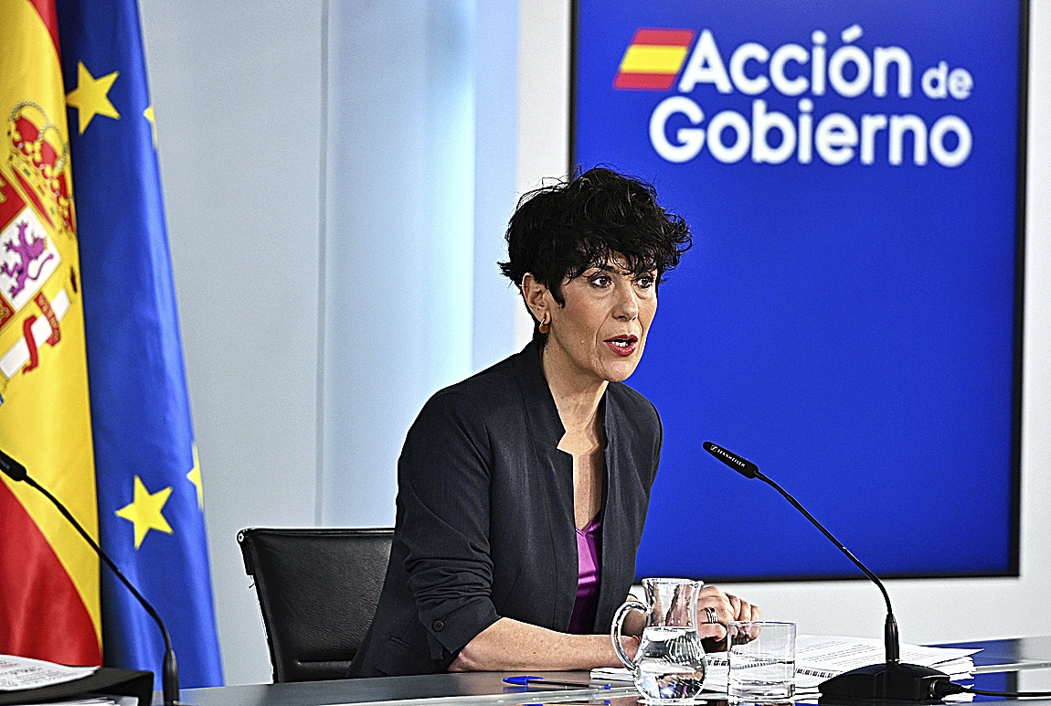 La ministra de Inclusi�n, Seguridad Social y Migraciones, Elma S�iz, en rueda de prensa en La Moncloa.