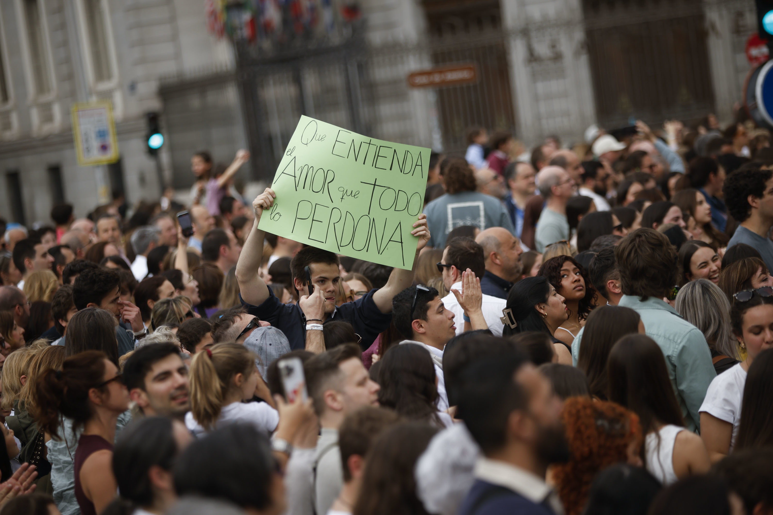 Un grupo de jóvenes, con una pancarta, en el concierto.