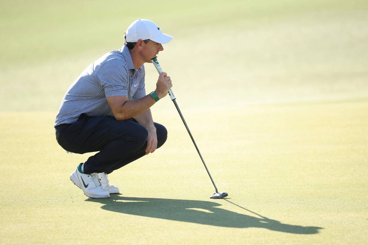 Rory McIlroy se prepara para un putt en el hoyo 14 durante la tercera ronda del Torneo Masters 2026 en el Augusta National Golf Club