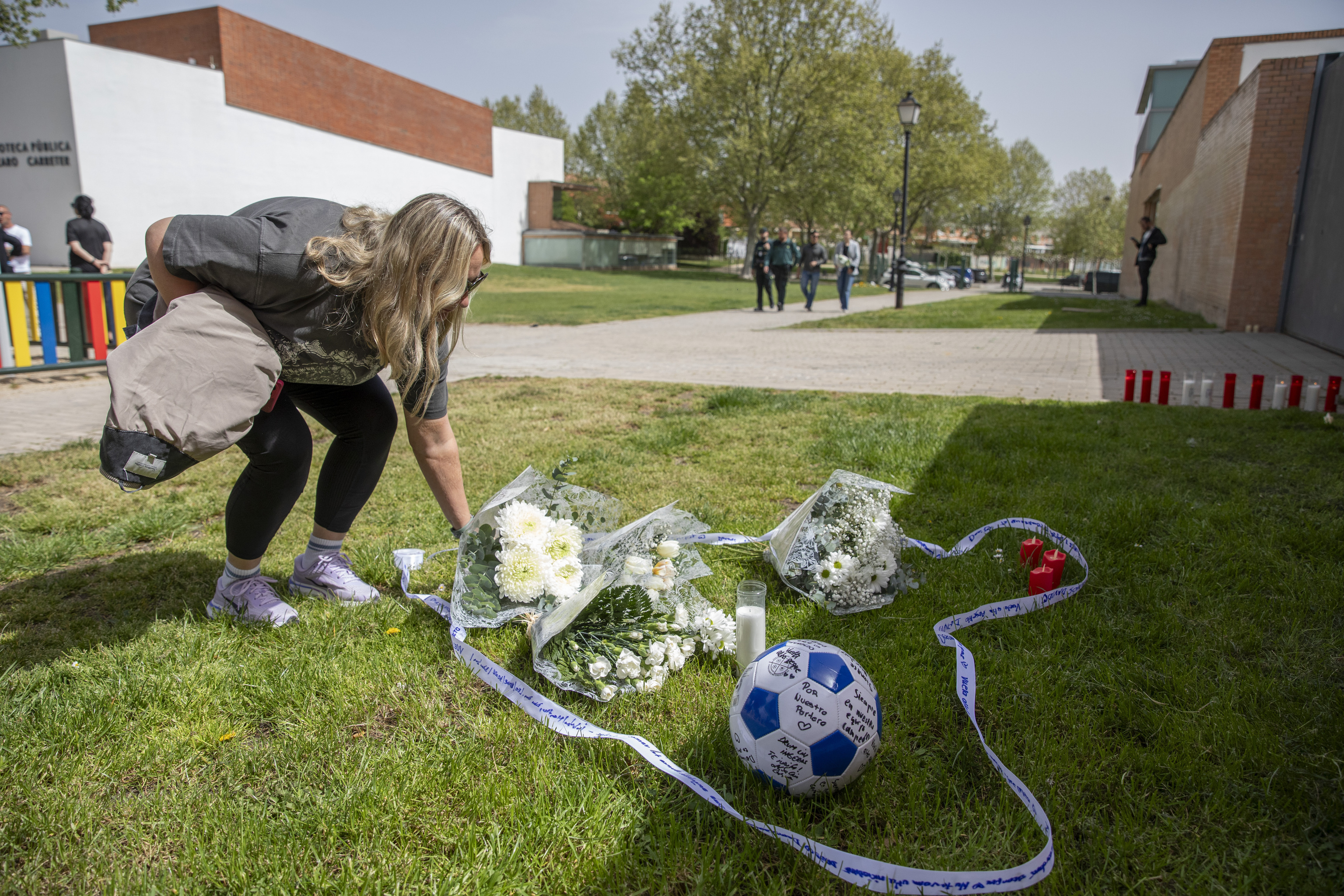 Una mujer deposita flores en el lugar del suceso, el viernes.