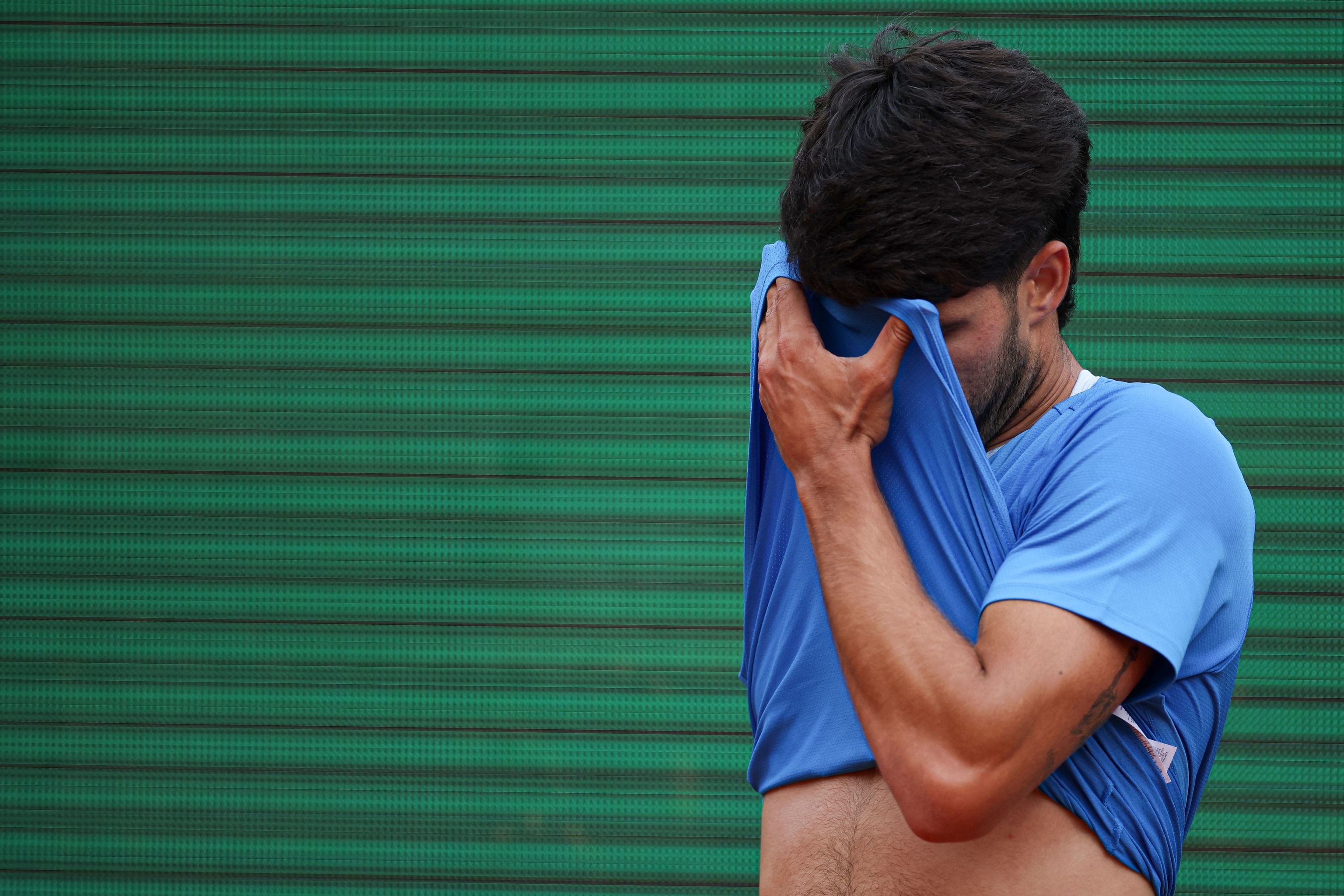 Alcaraz se lamenta, durante la final de Montecarlo.