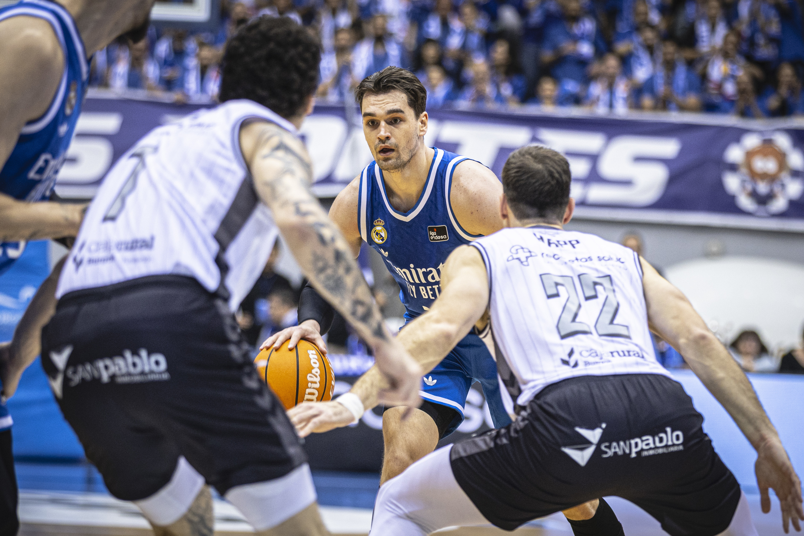 Hezonja, defendido por varios jugadores del Burgos.