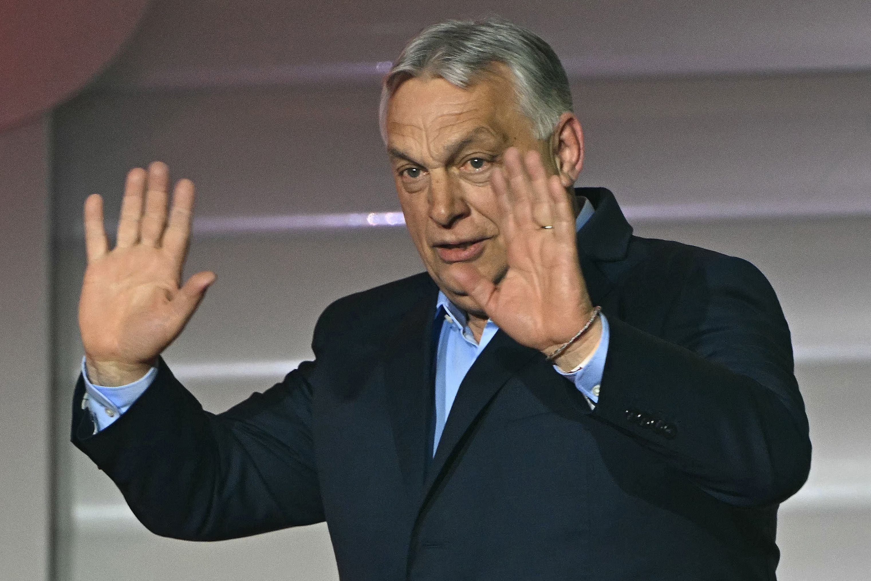 El hasta ahora el primer ministro húngaro, Viktor Orban, saluda a sus seguidores.