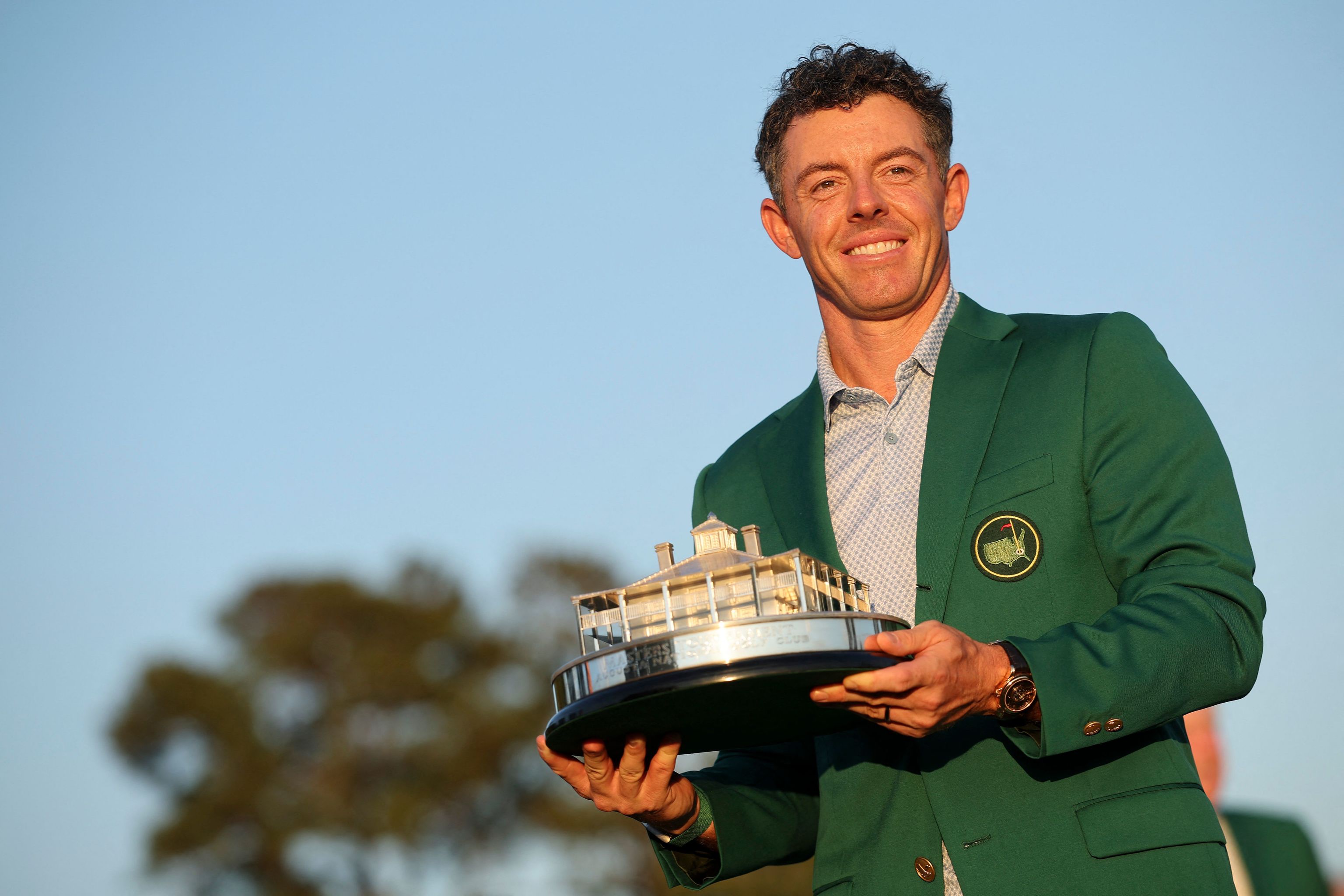 Rory McIlroy posa con el trofeo del Masters durante la Ceremonia de la Chaqueta Verde el 12 de abril de 2026 en Augusta, Georgia.