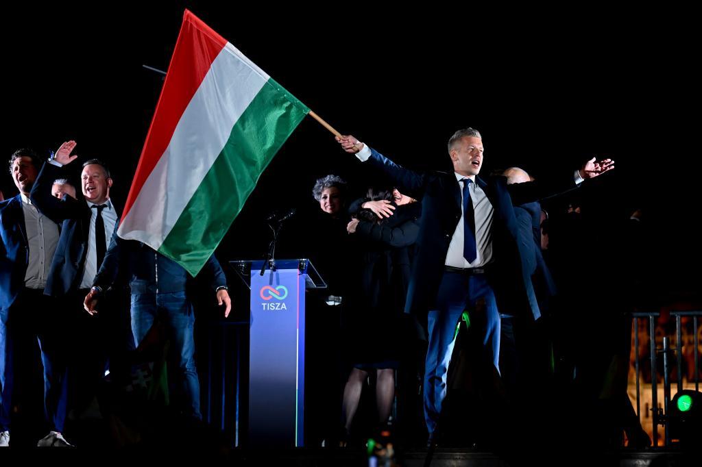 Magyar agita una bandera nacional h�ngara, tras su victoria electoral.