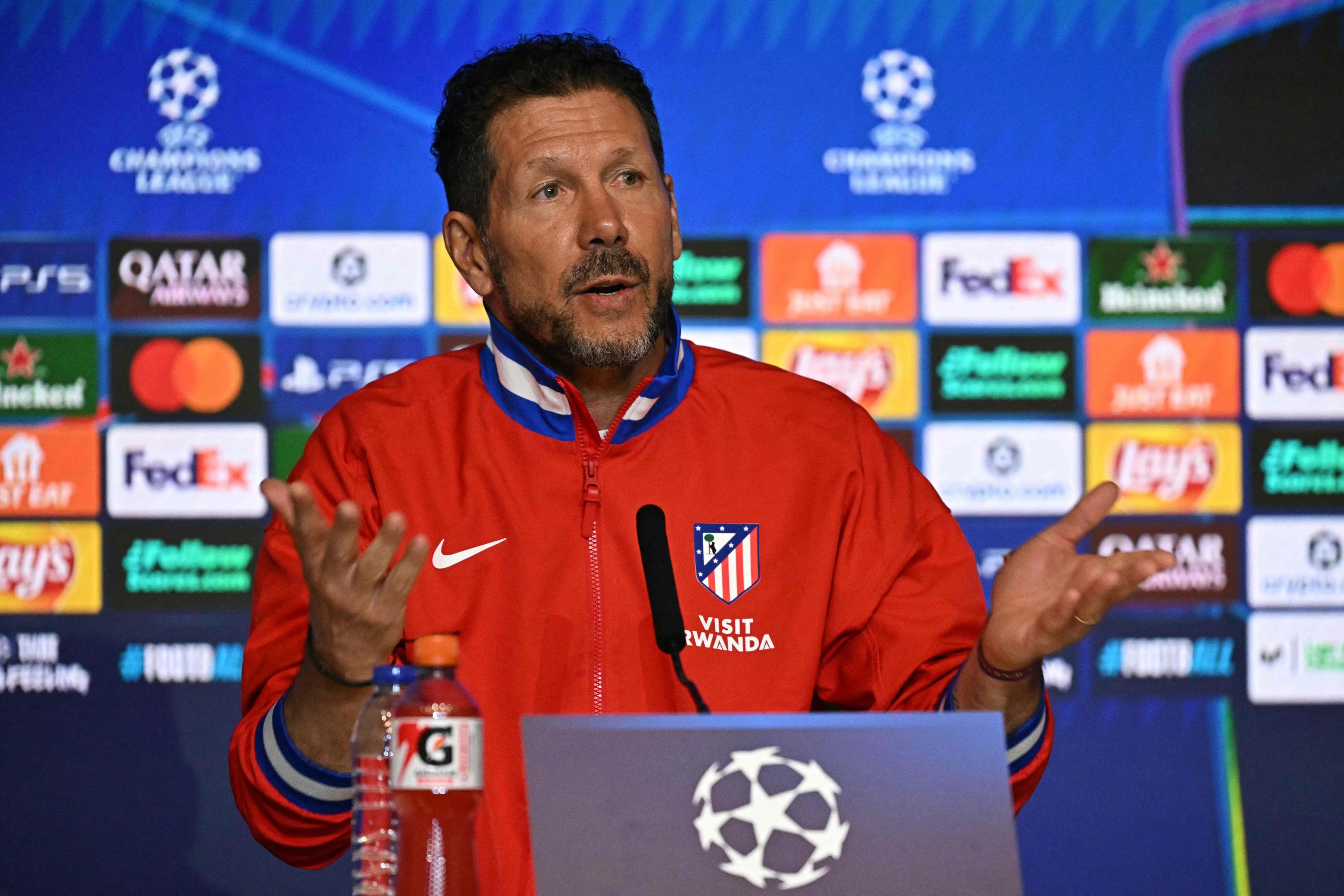 Simeone en la rueda de prensa previa a la Champions.