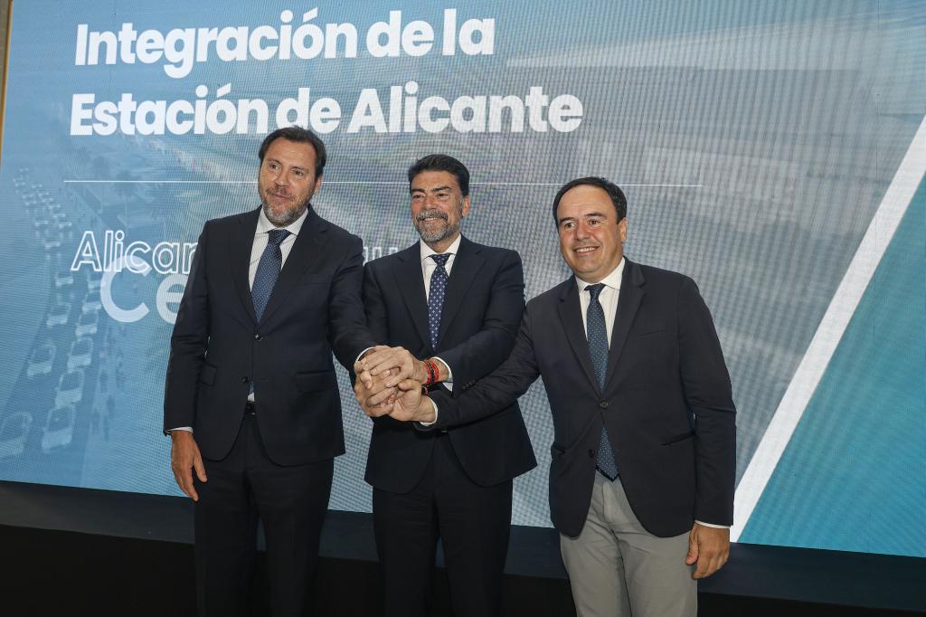 El ministro Óscar Puente, el alcalde Luis Barcala y el presidente valenciano, Juanfran Pérez Llorca, en Alicante.