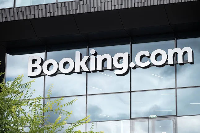 Fachada de una de las oficinas de Booking