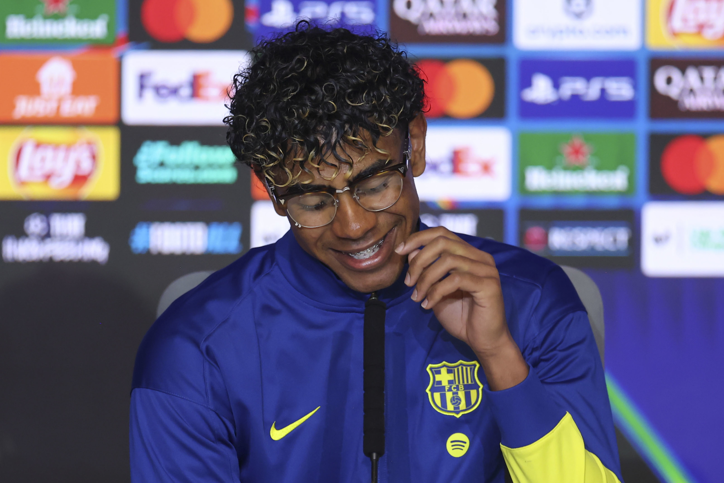 Lamine sonríe en rueda de prensa.