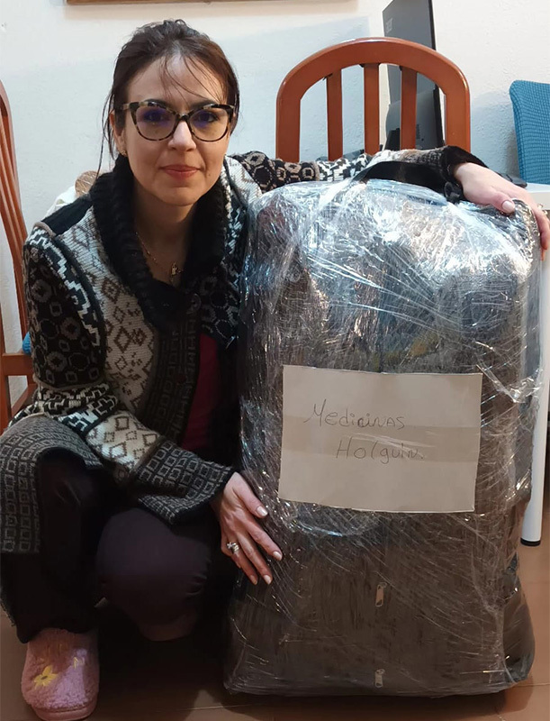 Dayana Prieto integrauna red de cubanos en España que seorganiza para enviarmaletas con comida y medicamentos a la isla.