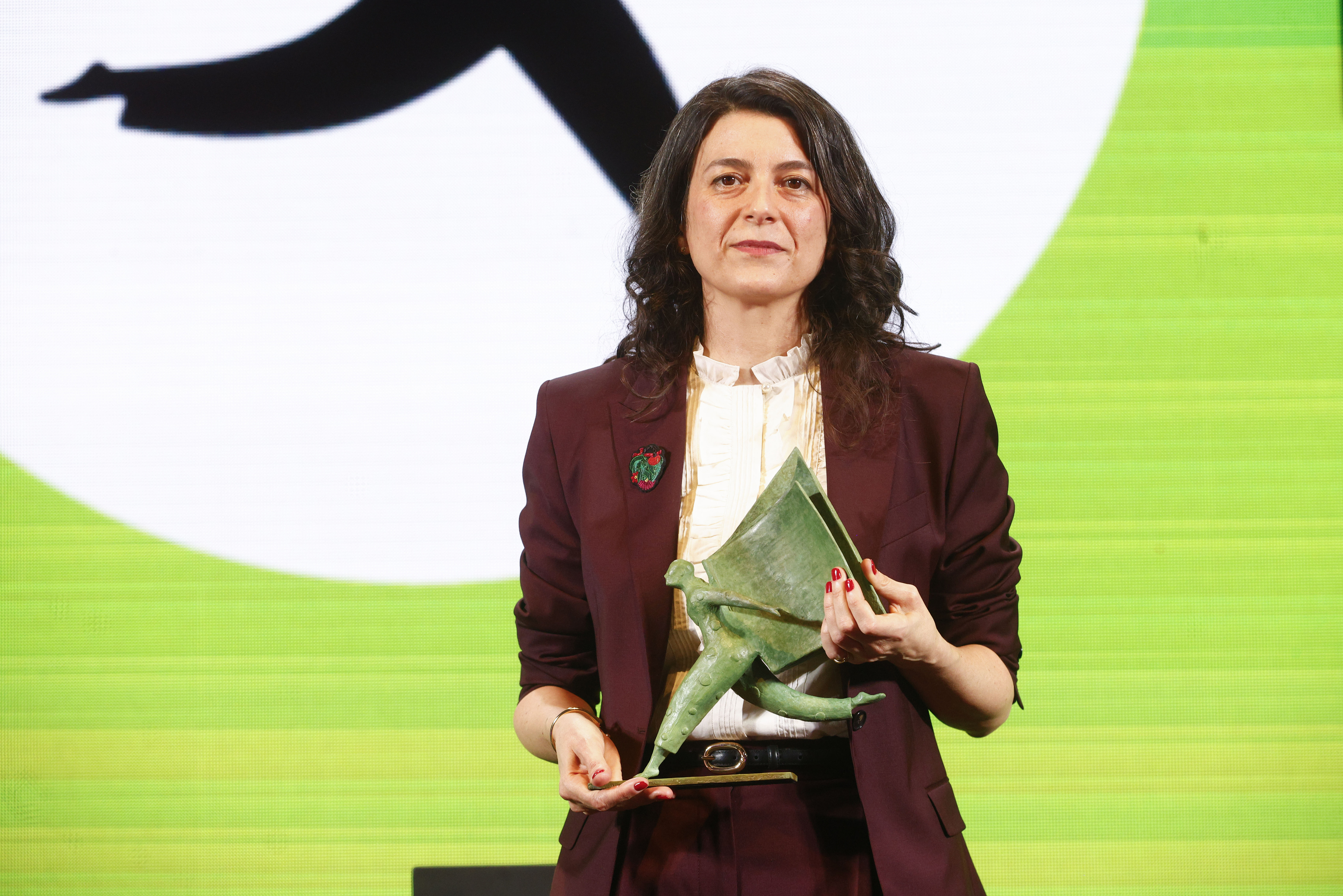 Samantha Schweblin posa para los medios tras proclamarse ganadora del primer Premio Aena de Narrativa Hispanoamericana.