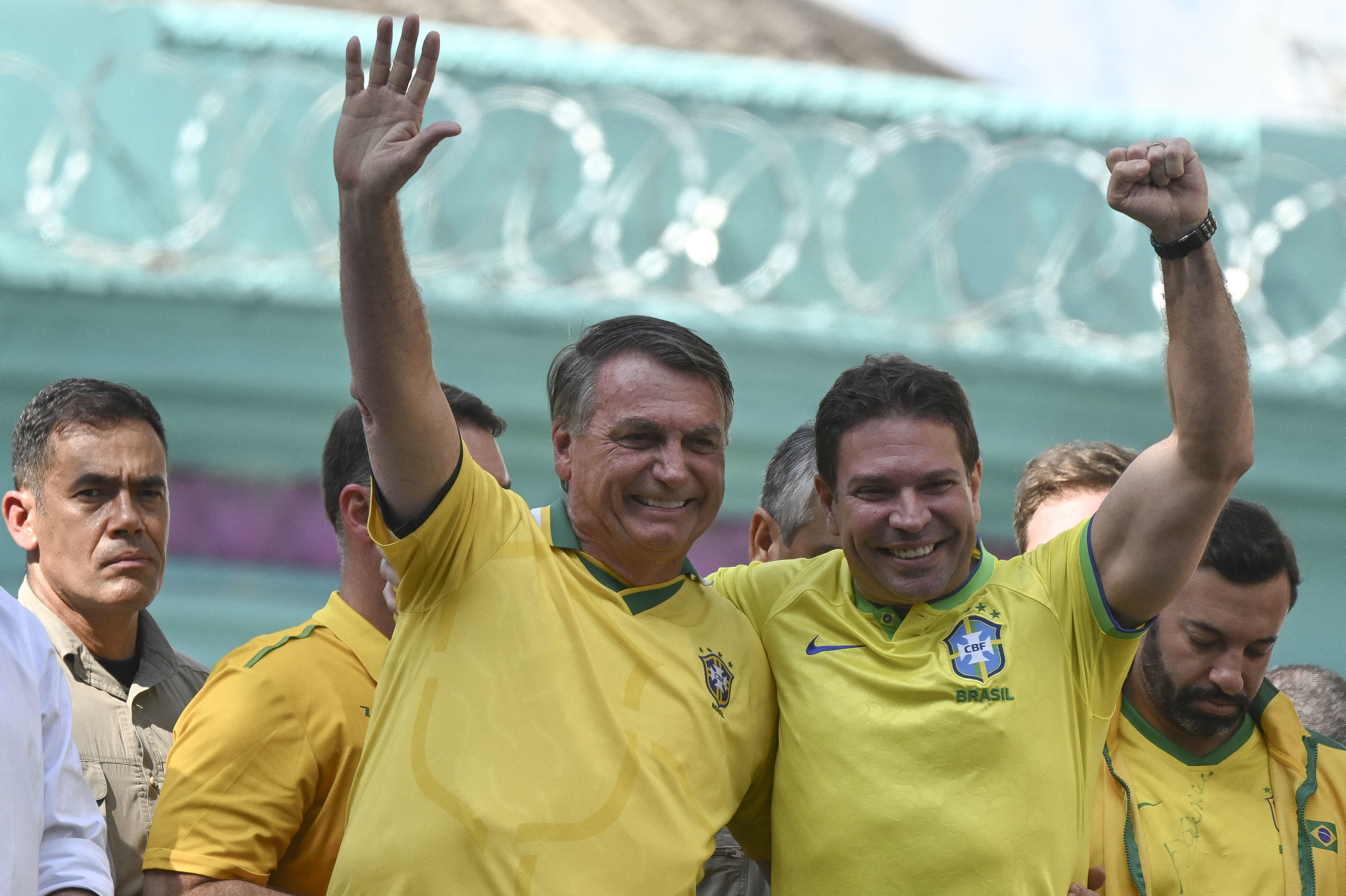 El ex presidente brasileño Jair Bolsonaro y el diputado  Alexandre Ramagem en un mitin en 2024.