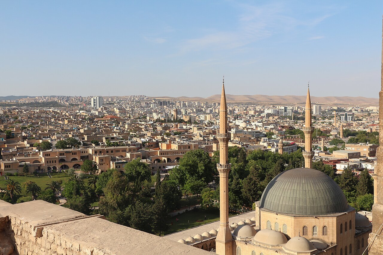 Vista de Sanliurfa desde el castillo de la ciudad turca.