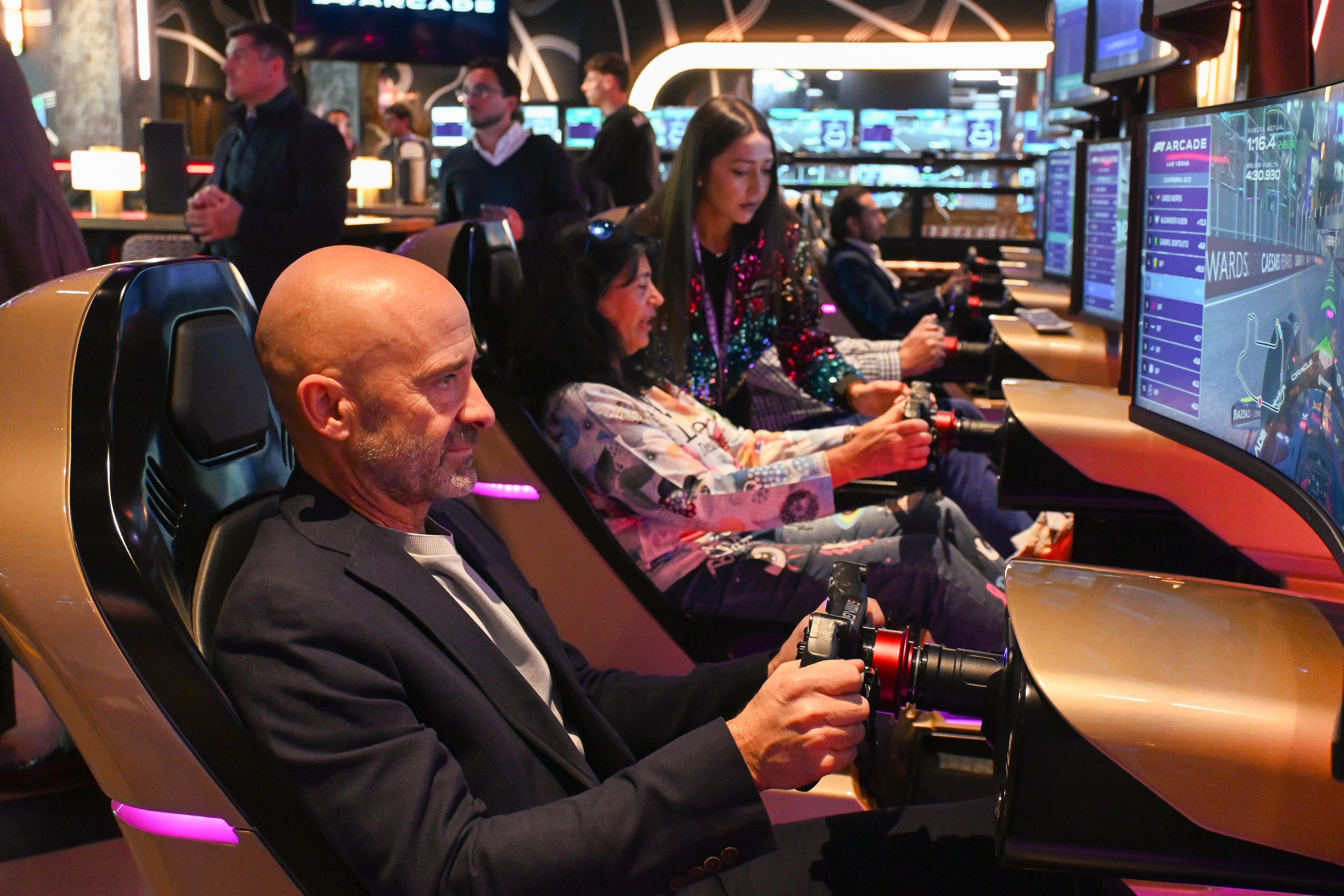 Antonio Lobato estrenando los simuladores de F1 Arcade
