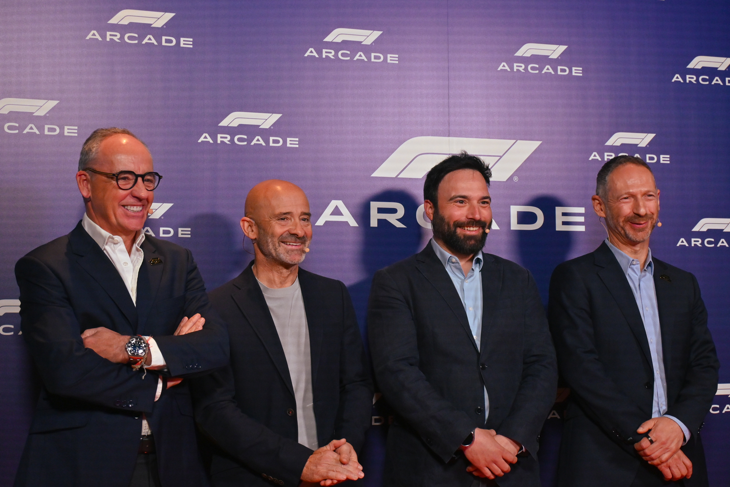 De izquierda a derecha: Pablo Juantegui, presidente deTop Entretainment Iberia; Antonio Lobato, periodista; Ángel Niño, concejal de Innovación y Emprendimiento del Ayuntamiento de Madrid y Jonathan Peters, CEO de F1 Arcade.