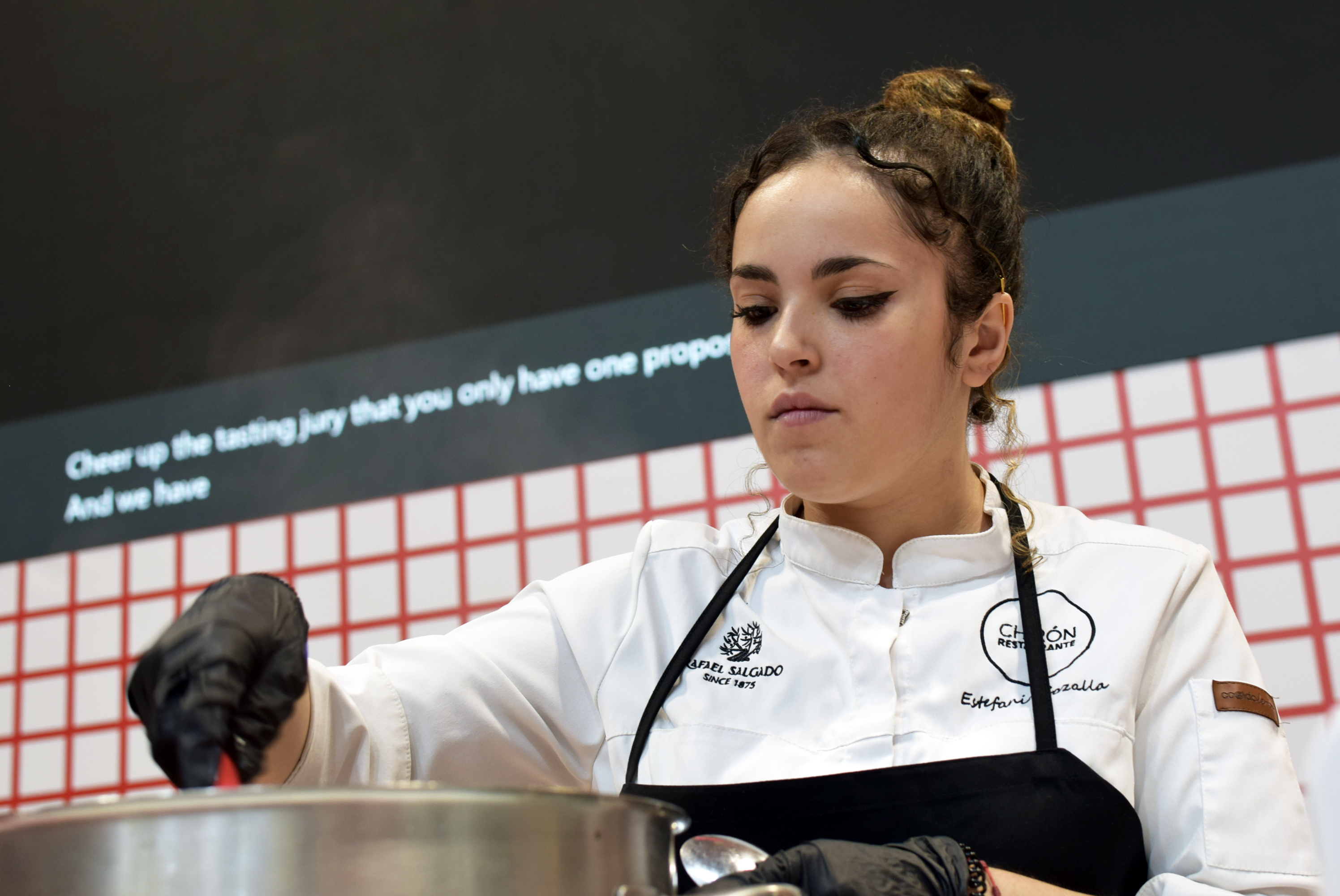 Estefanía Cazalla de Chirón, durante el cocinado de los callos.