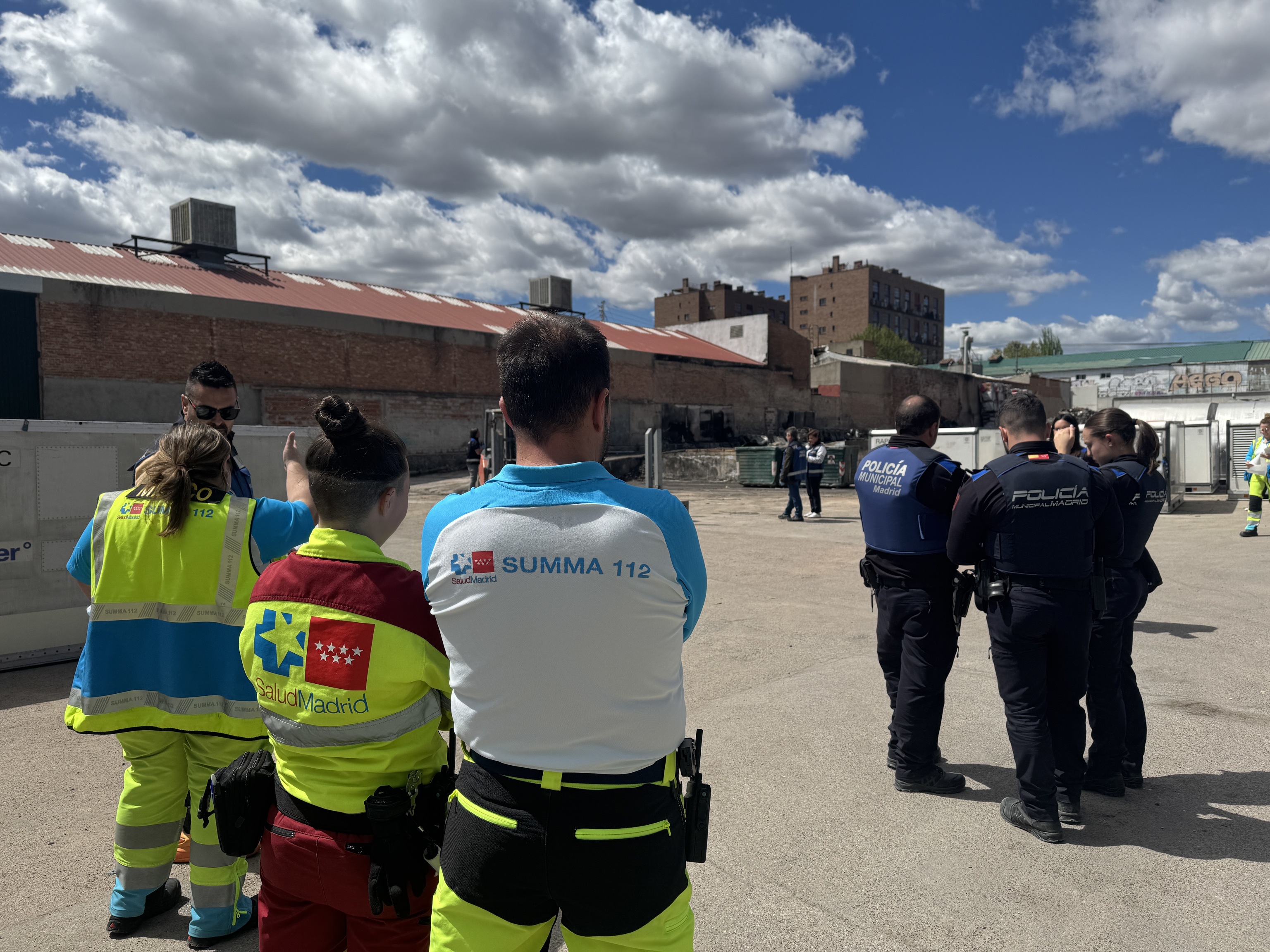 Miembro del Servicio de Urgencia Médica de la Comunidad de Madrid (SUMMA 112) en el lugar del accidente