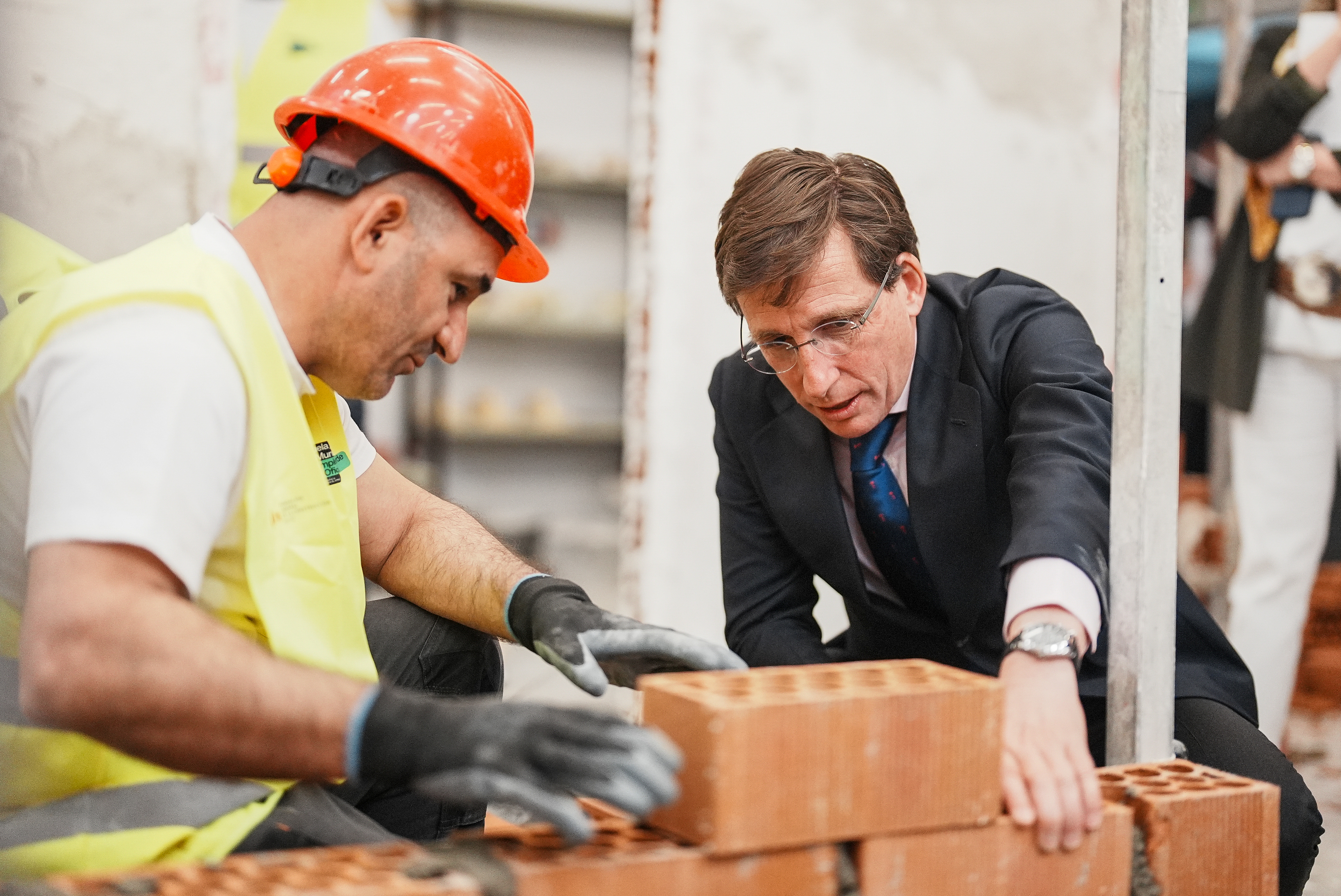 El alcalde José Luis Martínez-Almeida, en su visita a la EMEVO, este martes.