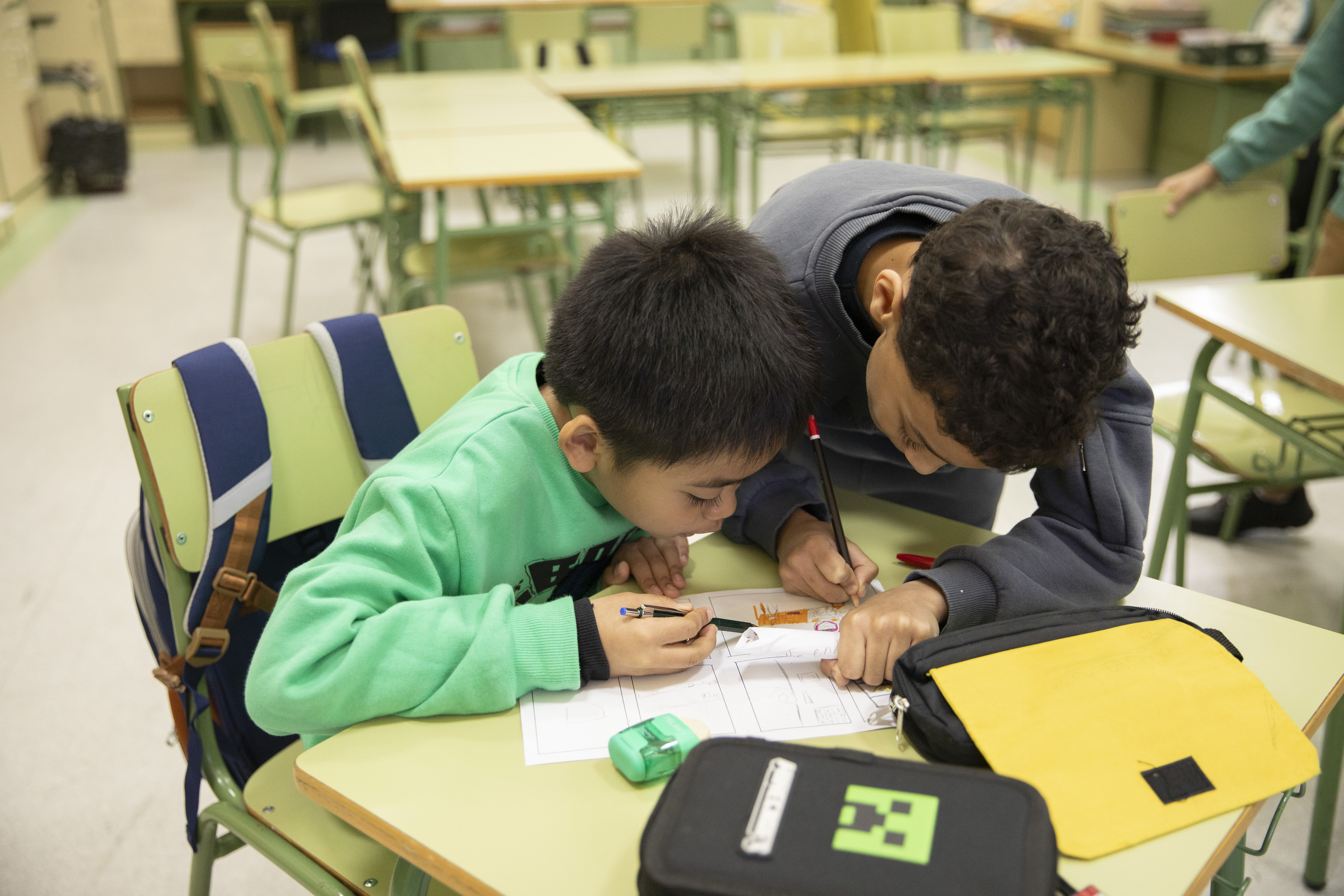 Dos niños en una clase de Madrid.