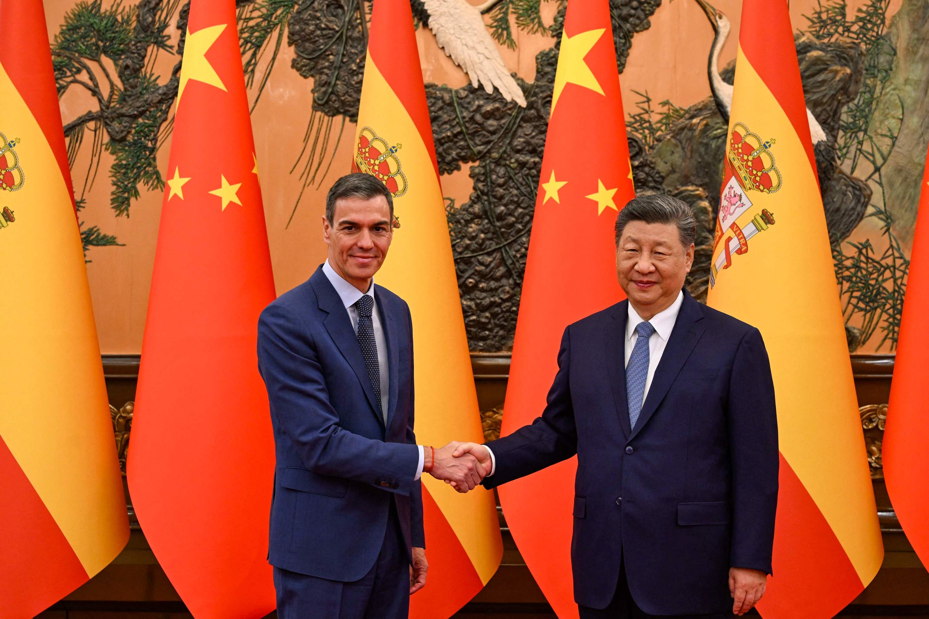 Pedro Sánchez estrecha la mano de Xi Jinping.