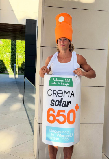 El futbolista Marcos Llorente, disfrazado de crema solar, en una imagen difundida en sus redes.