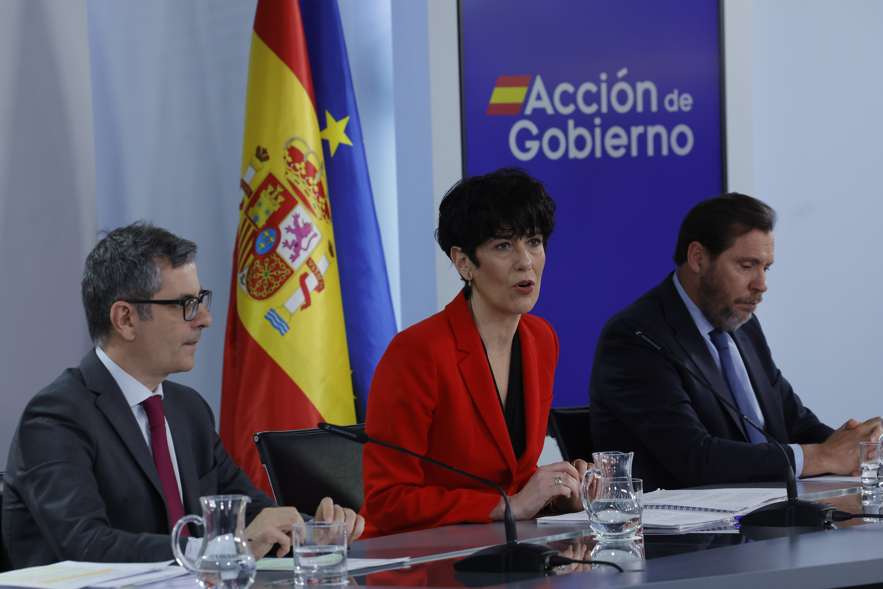 La ministra portavoz Elma Saiz, junto a Félix Bolaños y Óscar Puente durante la rueda de prensa posterior al Consejo de Ministros