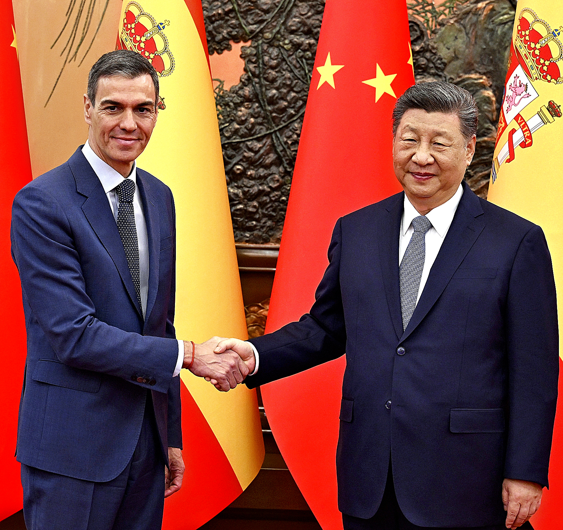 Xi despliega todos sus encantos con Sánchez: dos banquetes, media docena de ministros y juntos frente a Trump en el "lado bueno de la historia" | España