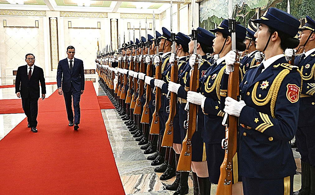Sánchez recibido con honores por el primer ministro chino, Li Qiang.
