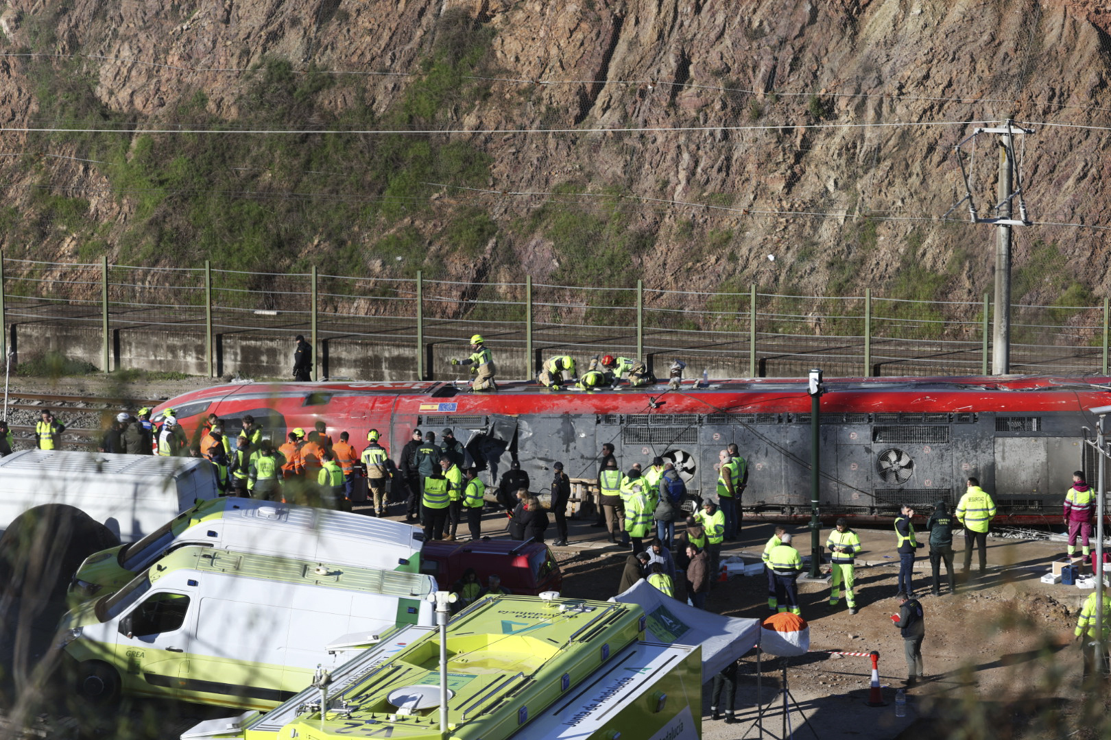Los servicios de emergencias acceden a la zona del siniestro ferroviario de Adamuz